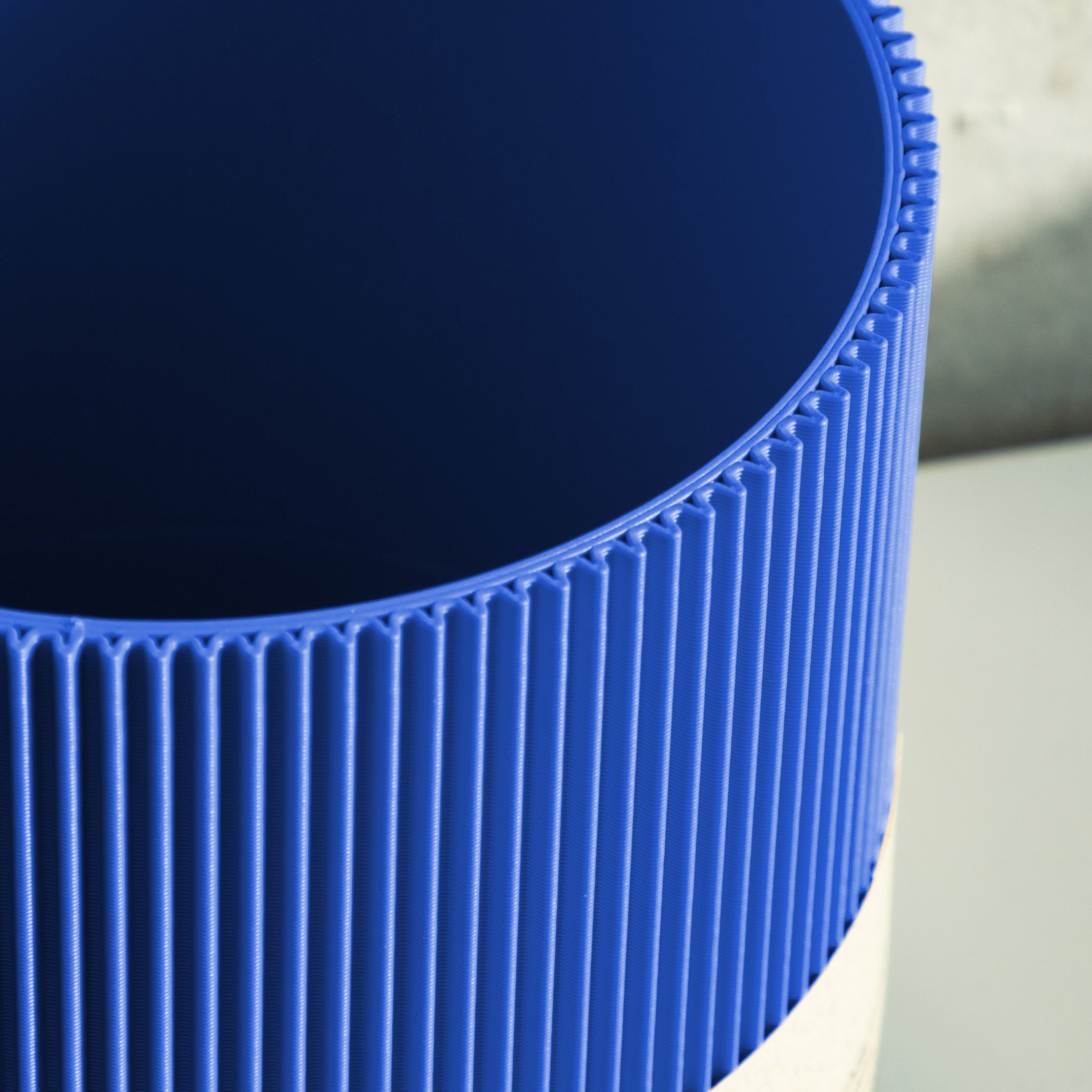 Detail der gerippten Struktur des Blumentopfs Gerade in blau aus dem 3D Druck #farbe_blau