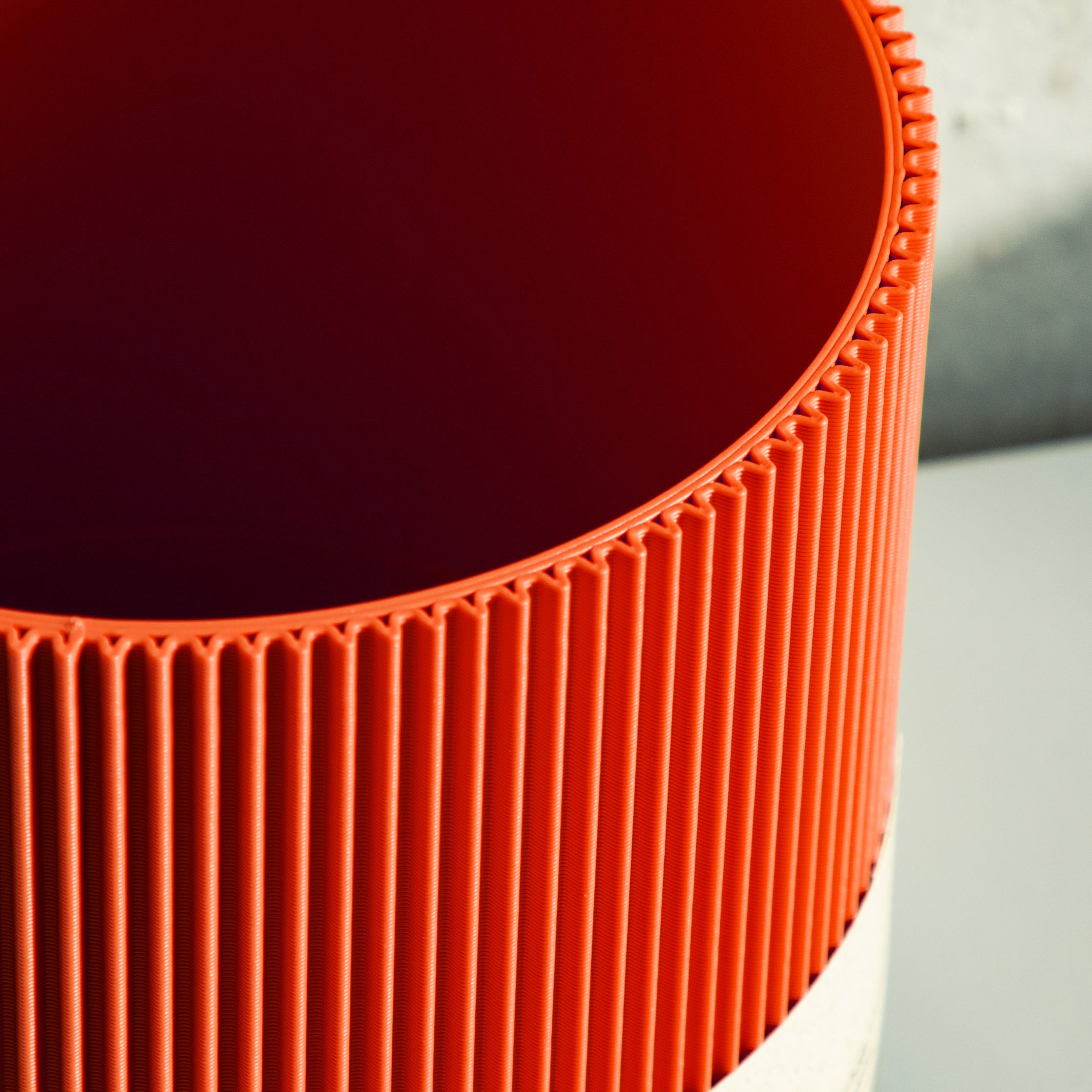 Detail der gerippten Struktur des Blumentopfs Gerade in rot aus dem 3D Druck #farbe_rot