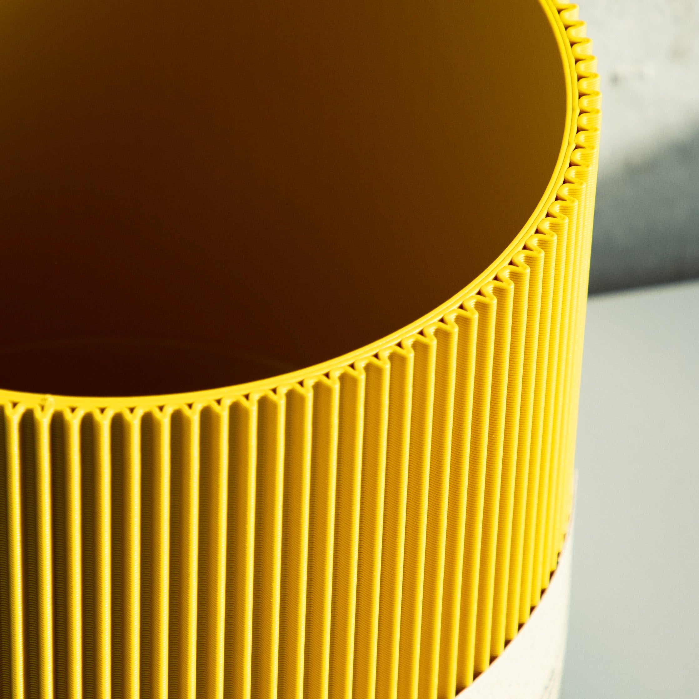 Detail der gerippten Struktur des Blumentopfs Gerade in gelb aus dem 3D Druck #farbe_gelb