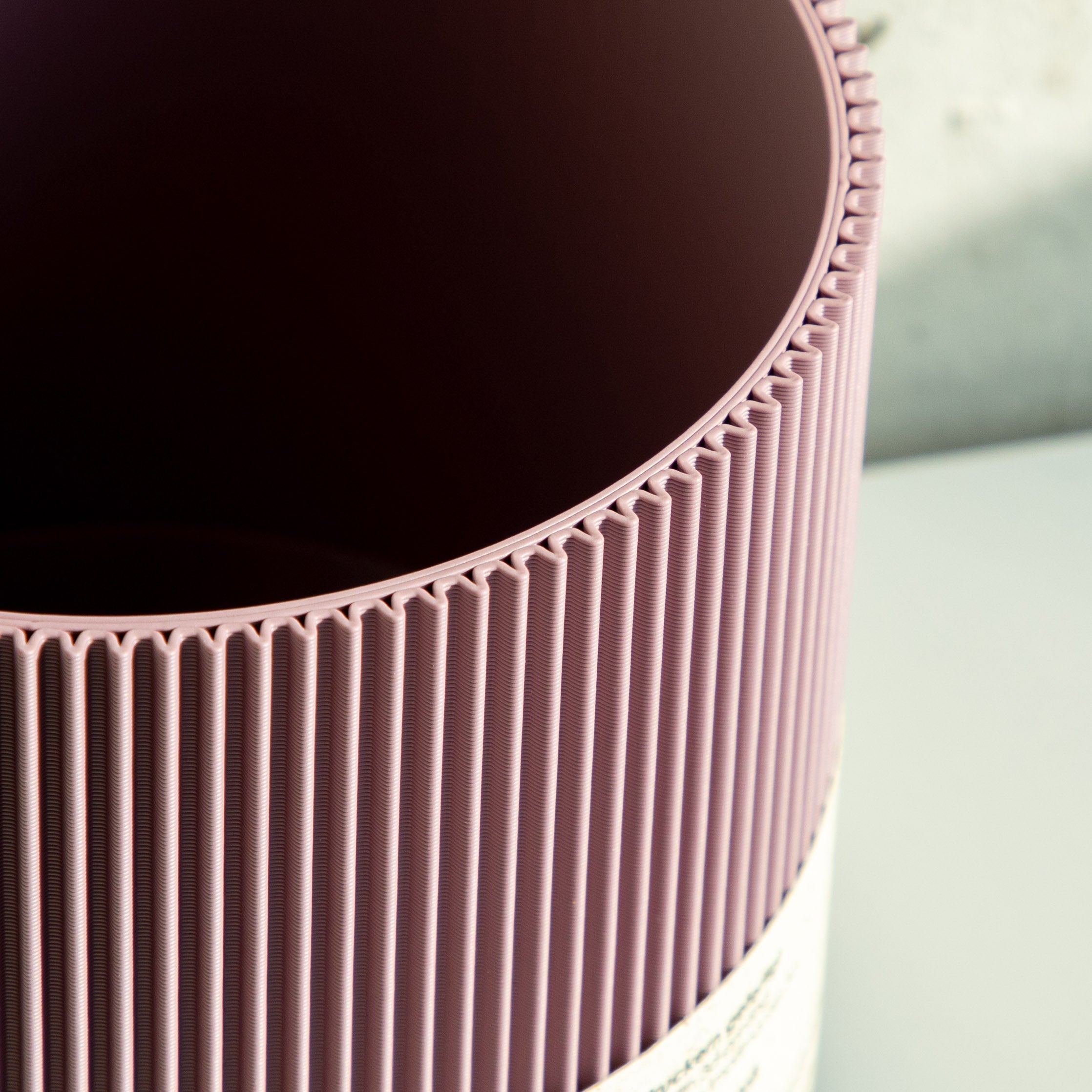 Detail der gerippten Struktur des Blumentopfs Gerade in aschlila aus dem 3D Druck #farbe_aschlila