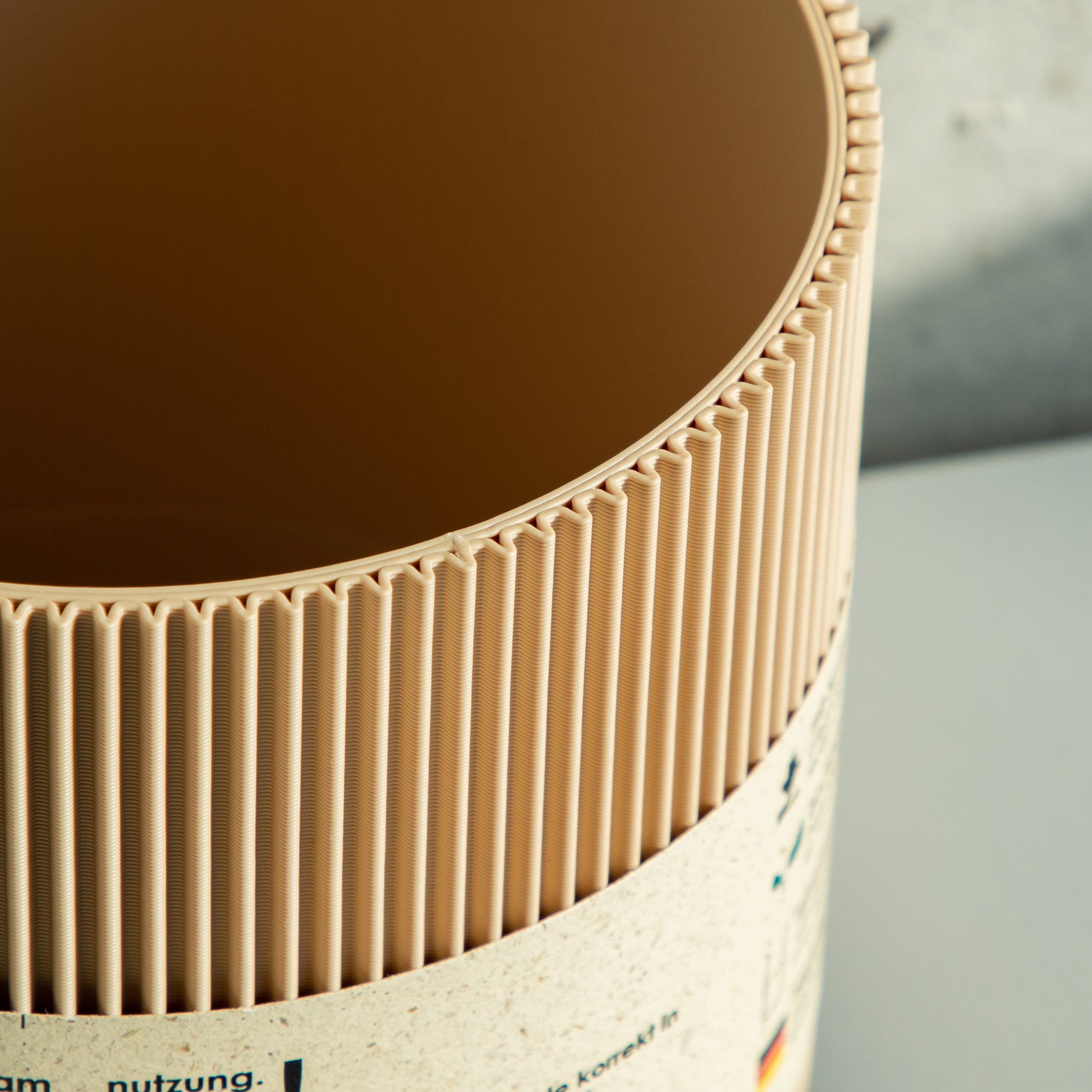 Detail der gerippten Struktur des Blumentopfs Gerade in beige aus dem 3D Druck #farbe_beige