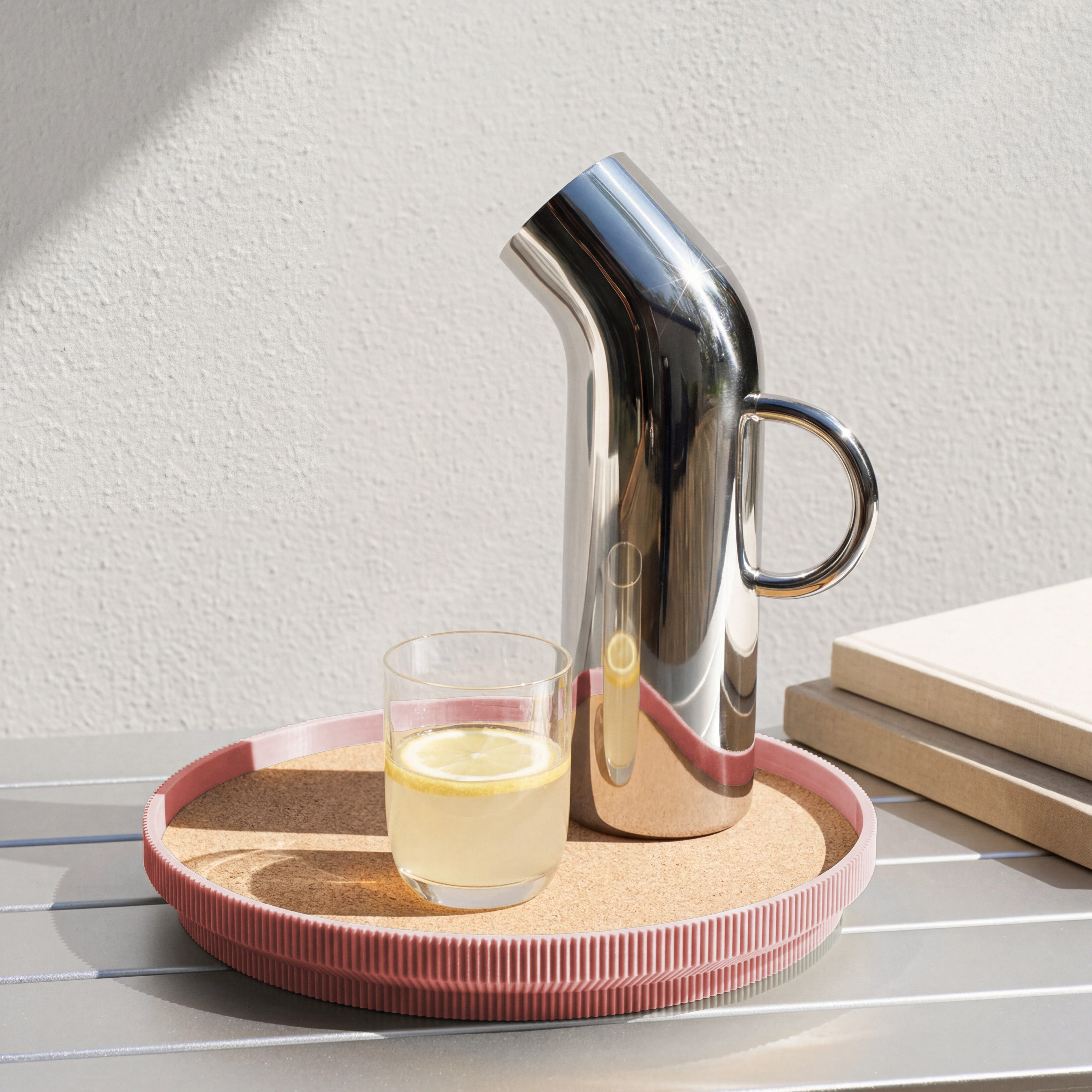 Rundes Deko-Tablett in terracotta mit Korkoberfläche aus dem 3D Druck mit Karaffe und Wasserglas #farbe_terracotta