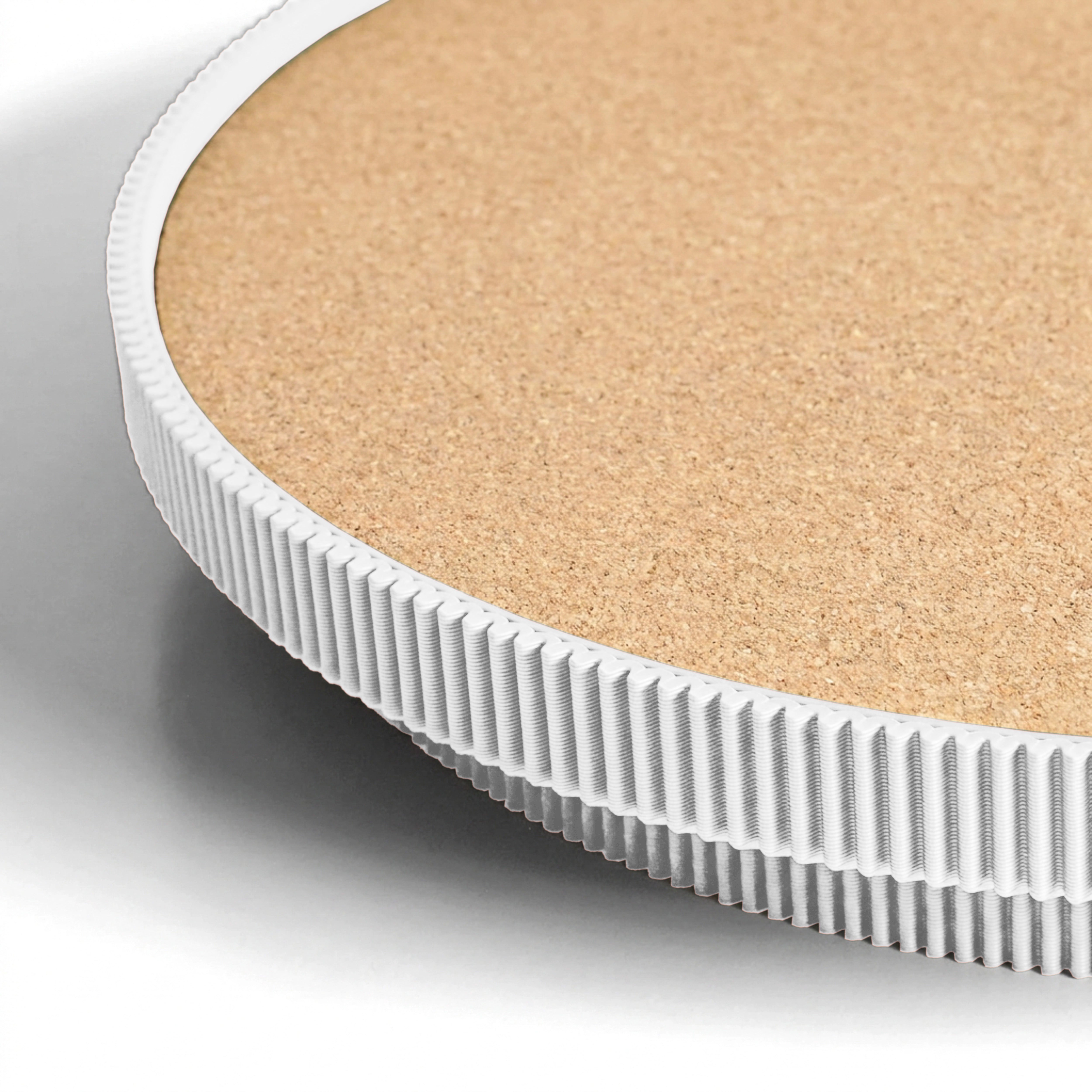 Detail der Korkoberfläche und des gerippten Rands vom runden Deko-Tablett aus dem 3D Druck #farbe_weiß
