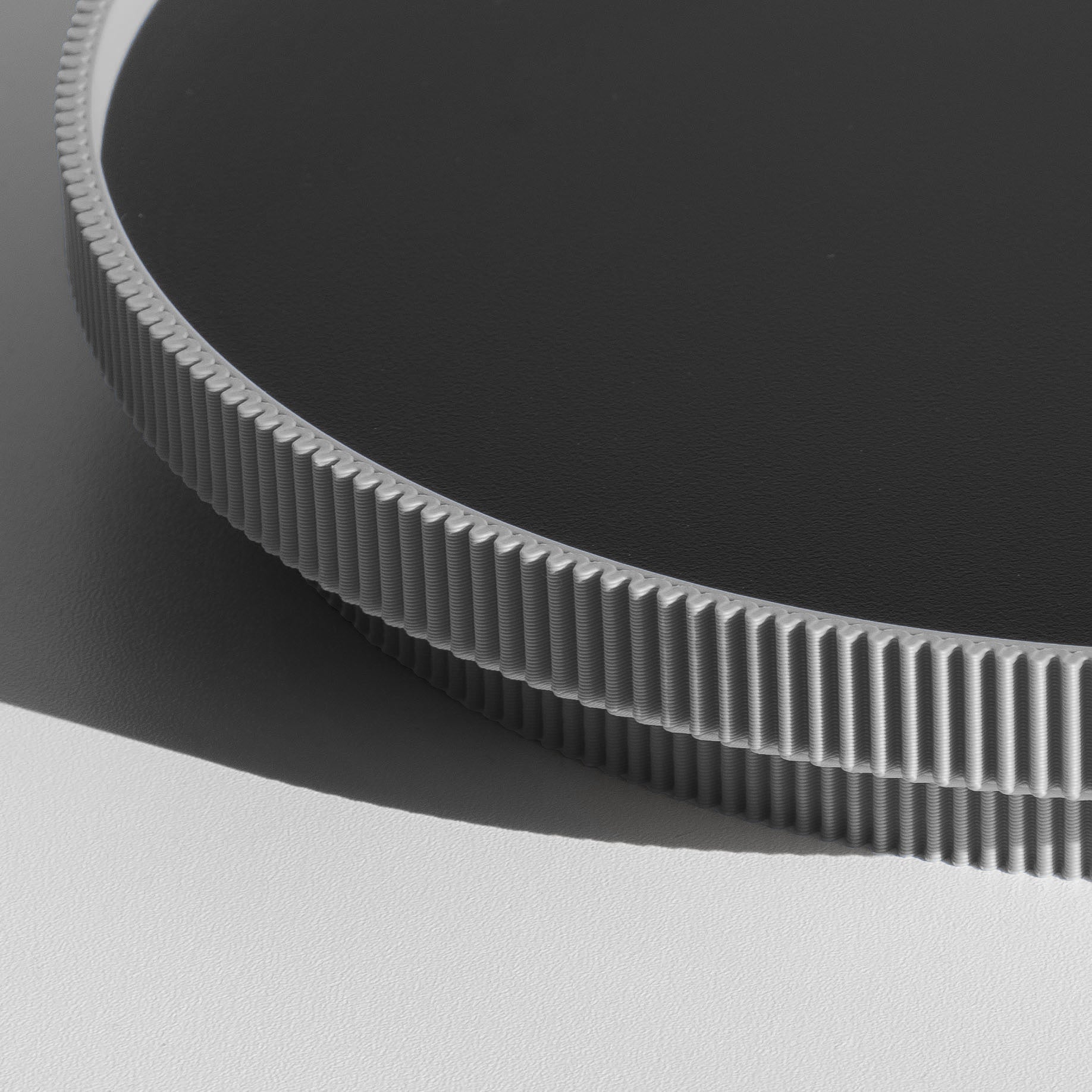 Detail des gerippten Rands vom runden Deko-Tablett in hellgrau aus dem 3D Druck #ringfarbe_hellgrau