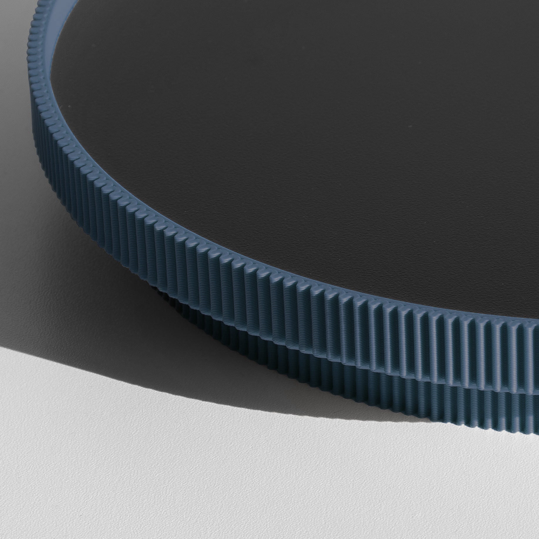 Detail des gerippten Rands vom runden Deko-Tablett in navyblau aus dem 3D Druck #ringfarbe_navyblau