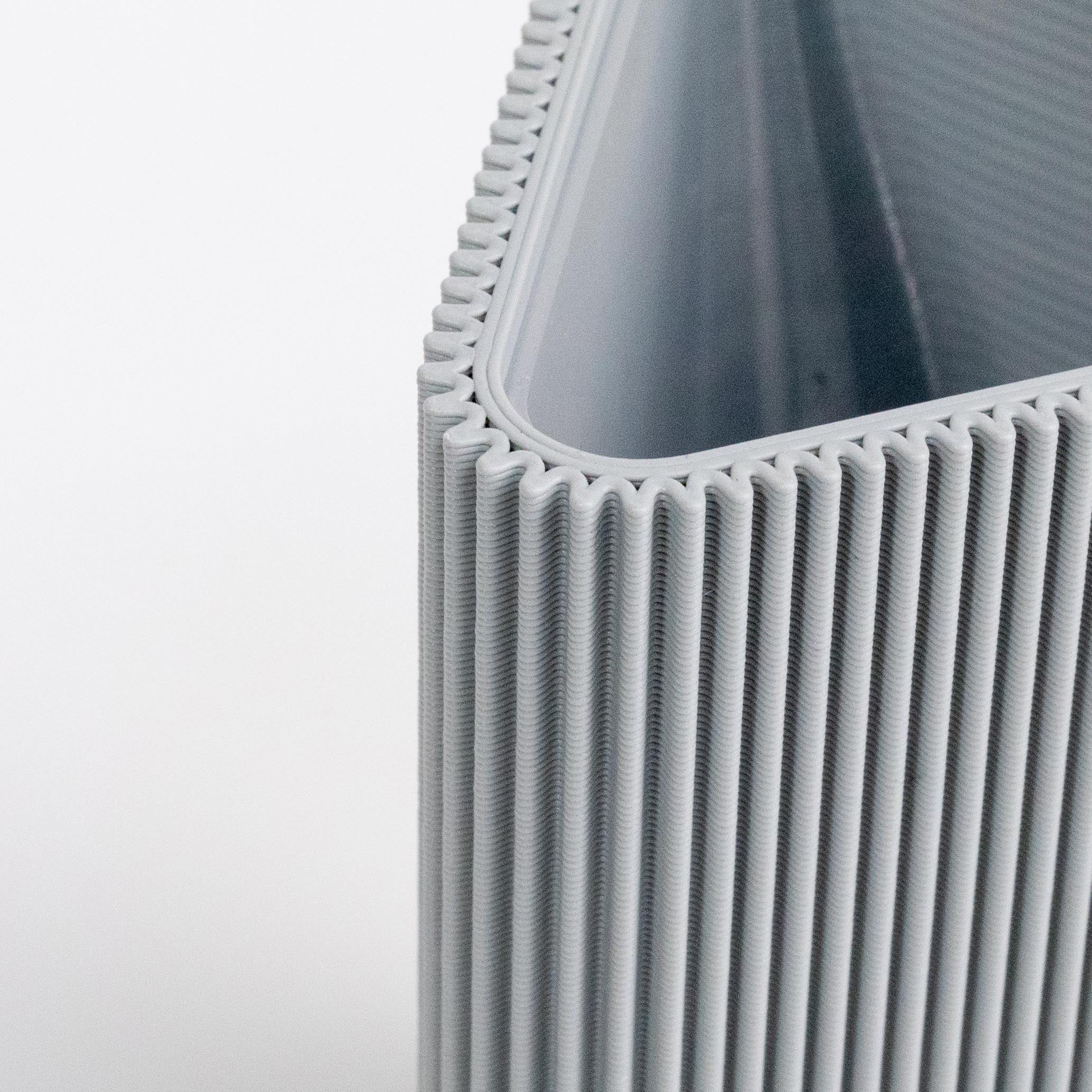 Detail der geriffelten Oberfläche der geometrischen Vase DREIECK in hellgrau #farbe_hellgrau
