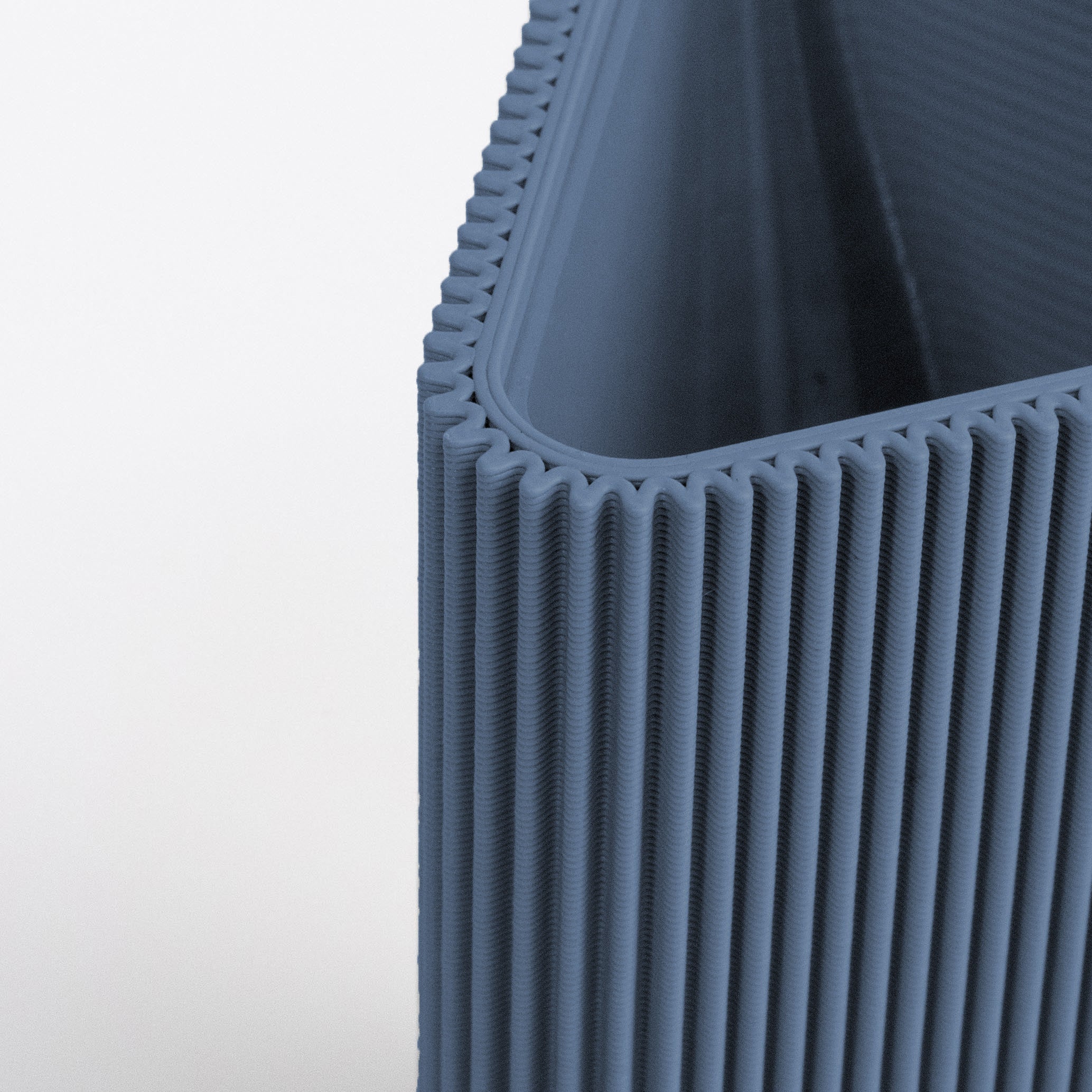 Detail der geriffelten Oberfläche der geometrischen Vase DREIECK in navyblau #farbe_navyblau
