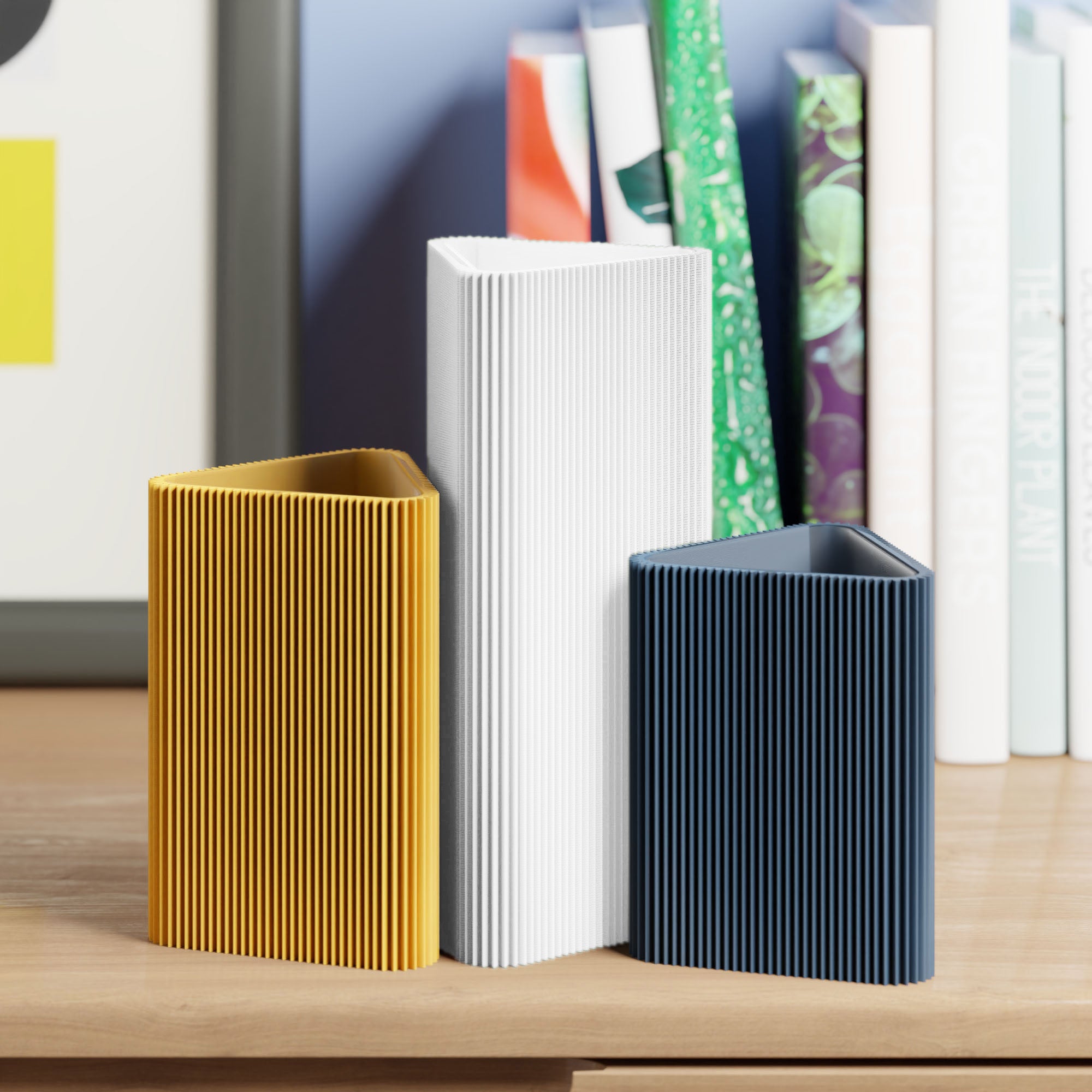 Geometrische Vase DREIECK in weiß mit zwei weiteren Vasen vor Büchern im Regal #farbe_weiß