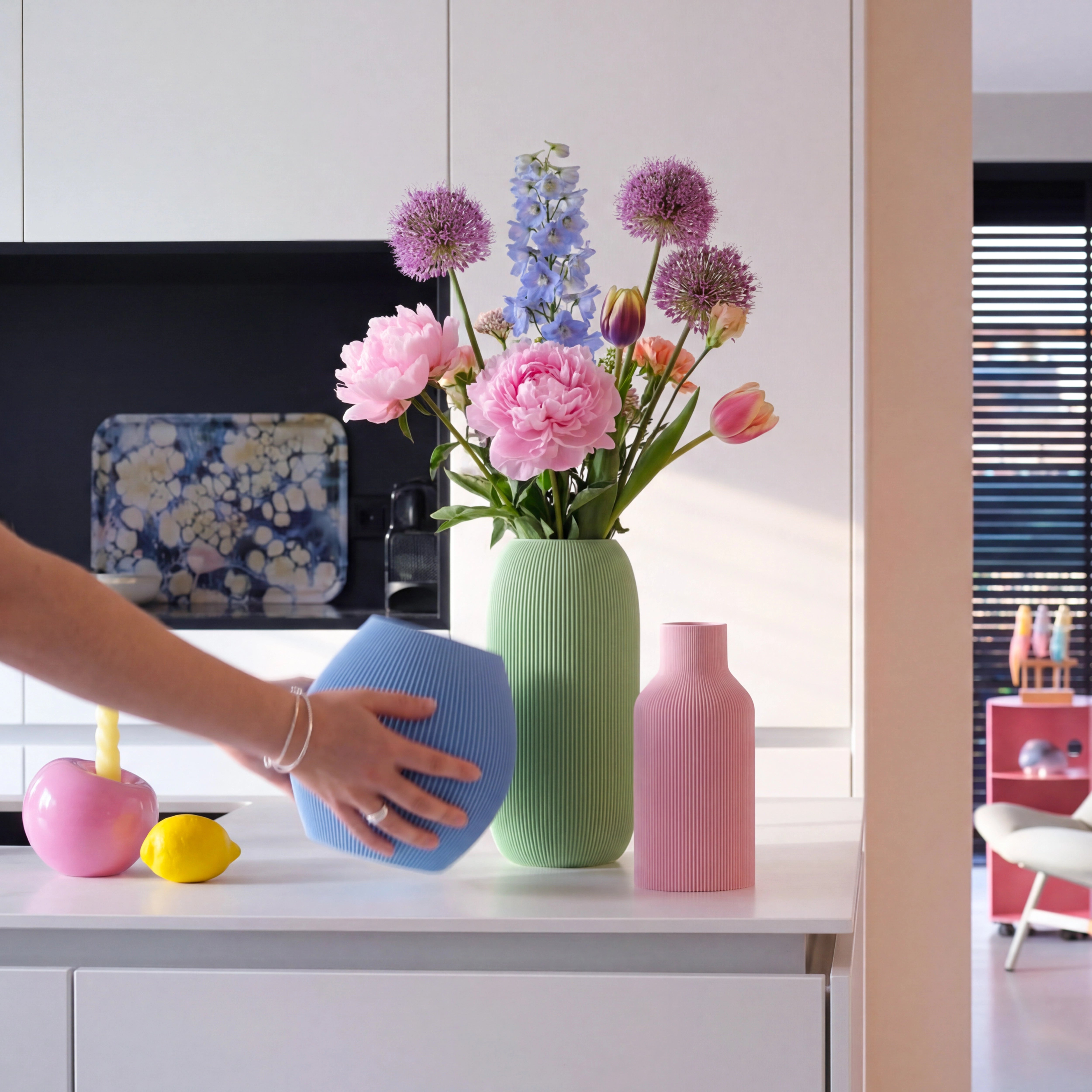 Vasen Rund, Pille und Flasche aus dem 3D Druck in Hellblau, Mintgrün und Rosa auf einer Kücheninsel