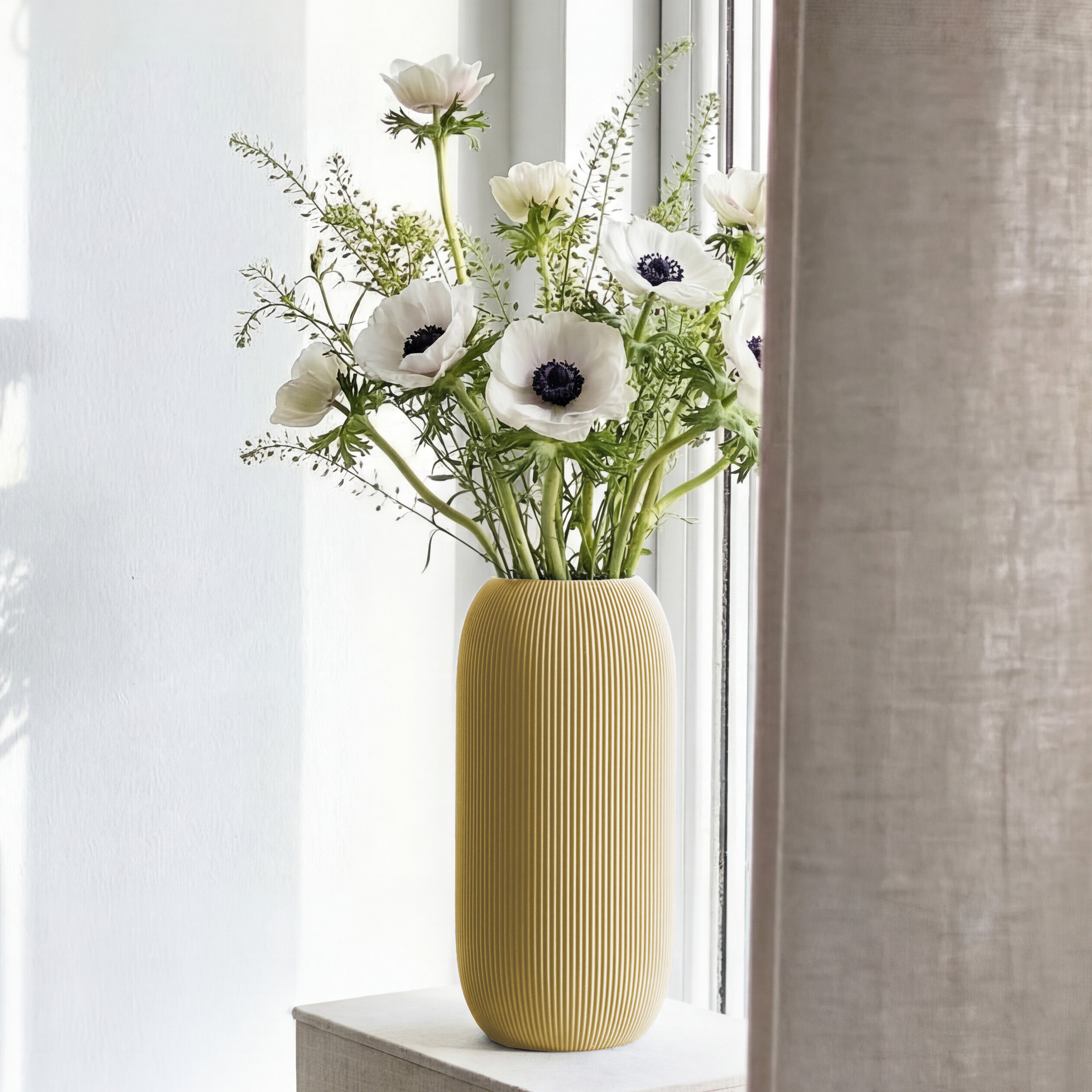 Geriffelte Vase Pille in beige mit weißen Anemonen auf einer Fensterbank #farbe_beige