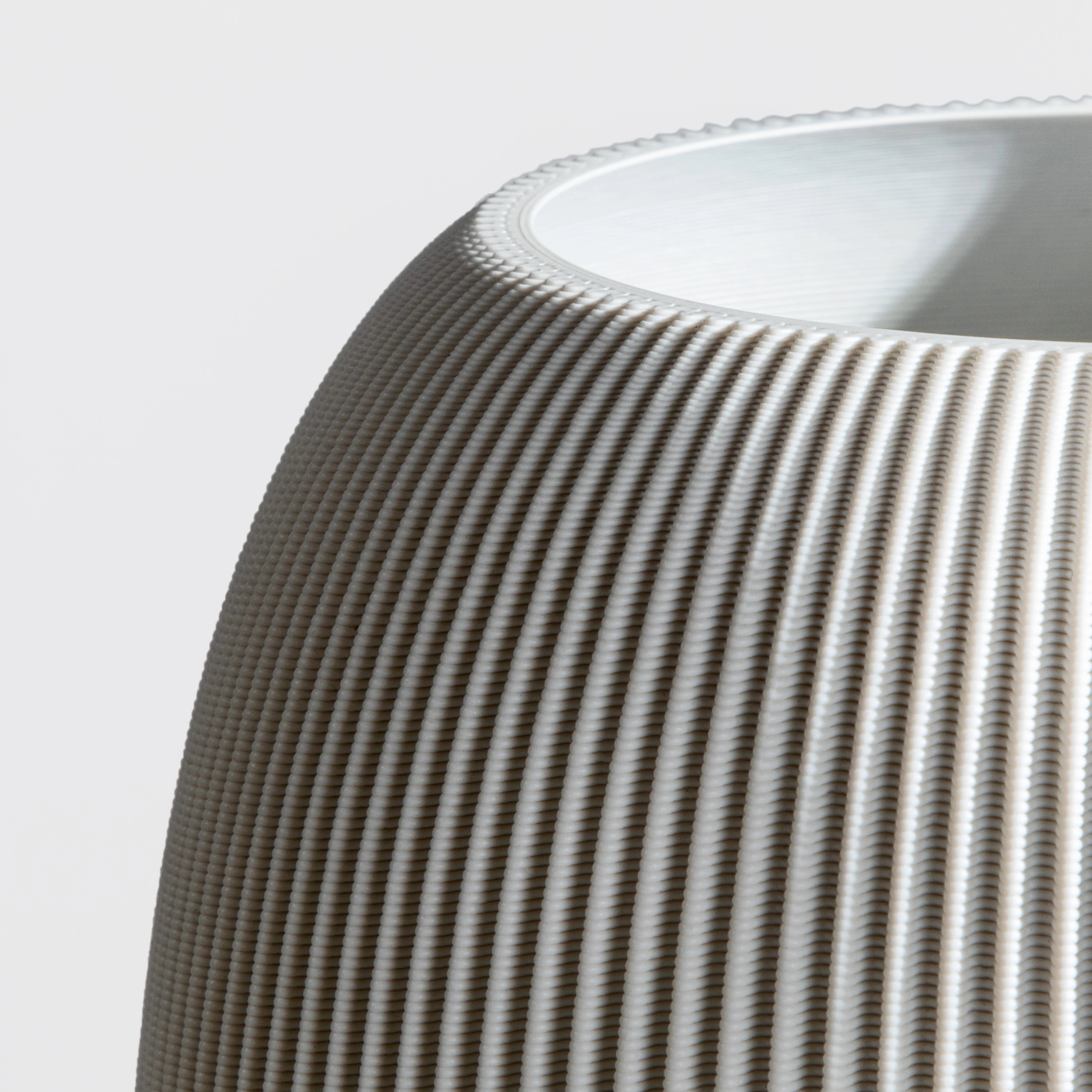 Vase PILLE aus 3D Druck mit feiner Rillenstruktur in Nahaufnahme #farbe_hellgrau