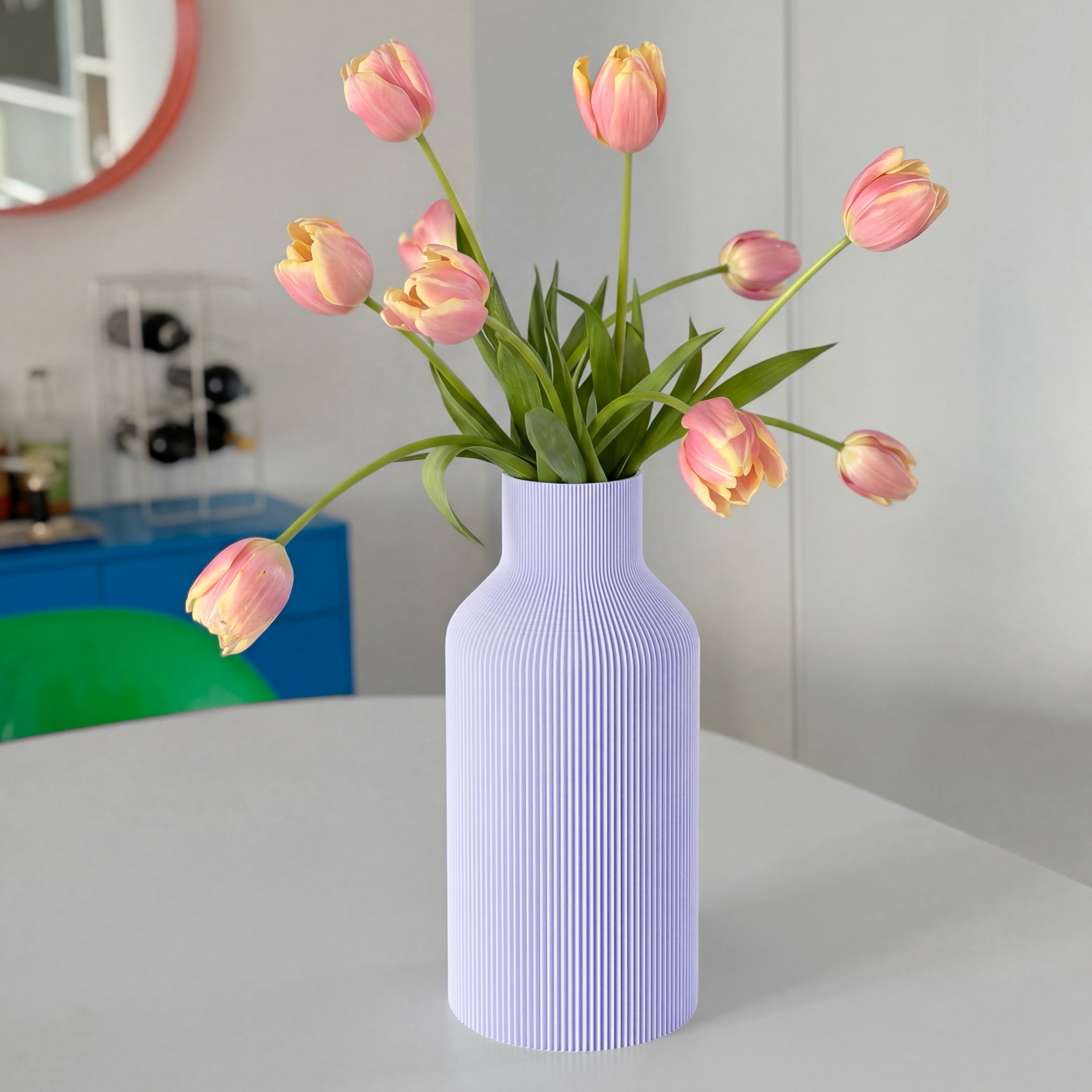 Vase FLASCHE in lavendel aus dem 3D Druck mit rosa Tulpen auf rundem Tisch #farbe_pastelllila