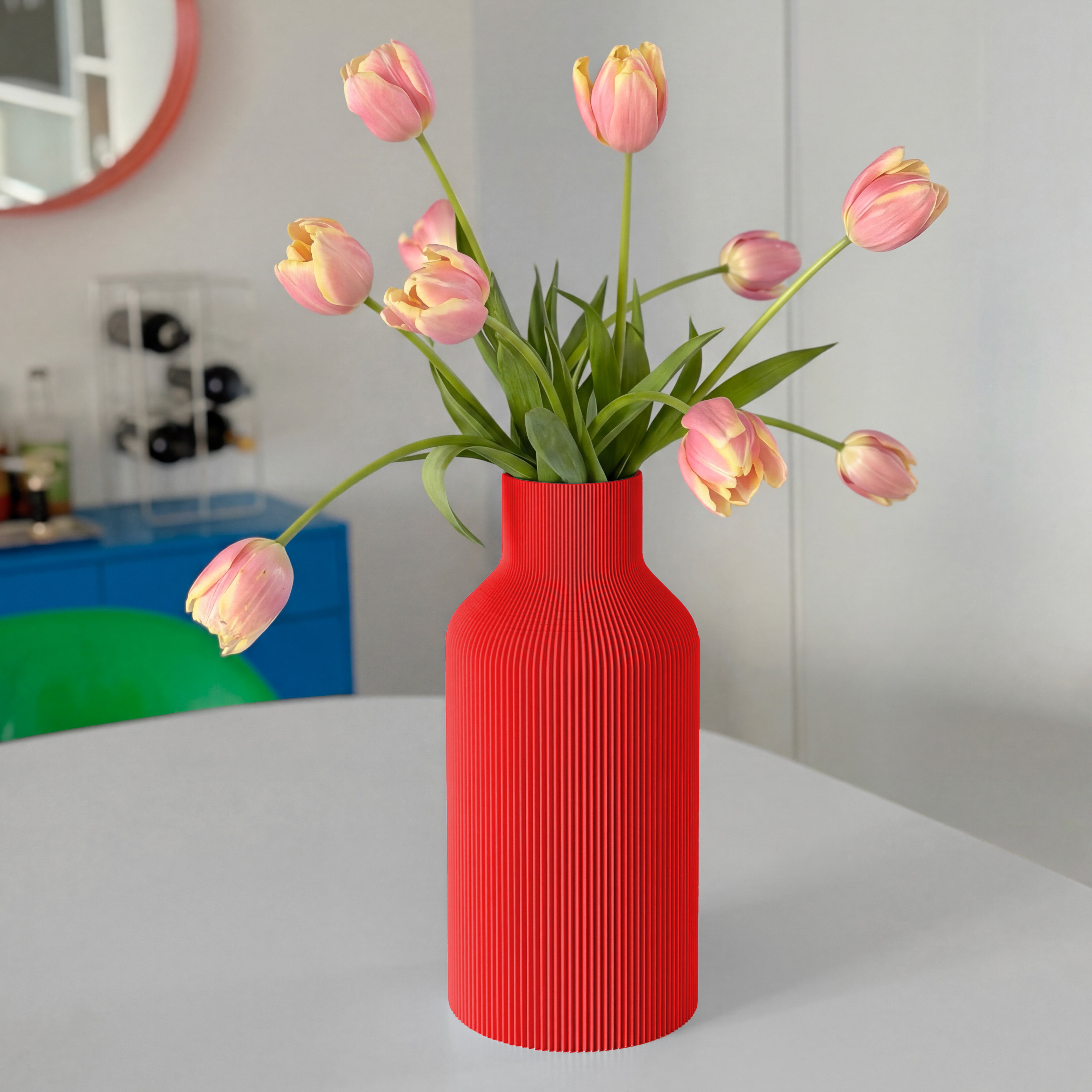 Vase FLASCHE in rot aus dem 3D Druck mit rosa Tulpen auf rundem Tisch #farbe_rot