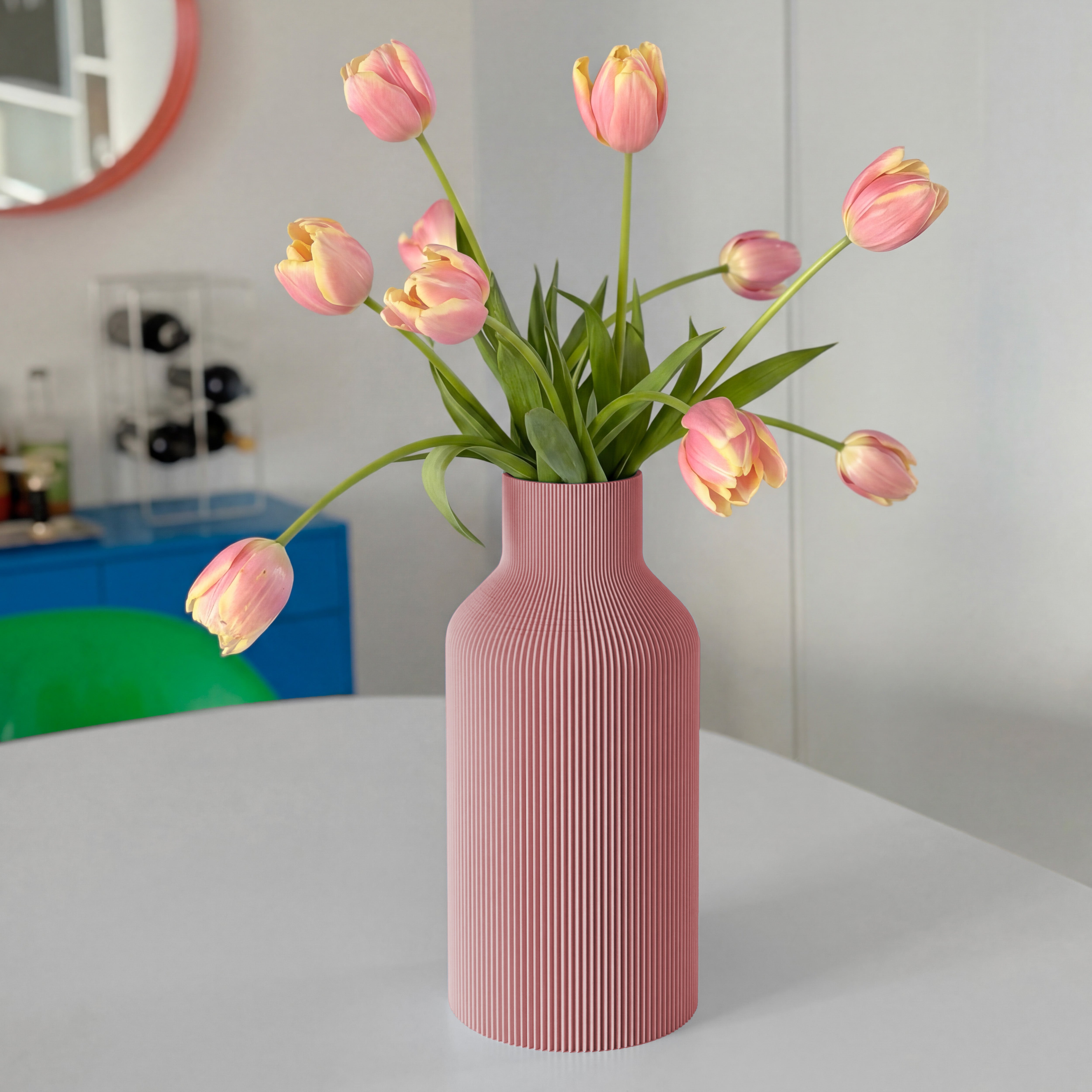 Vase FLASCHE in terracotta aus dem 3D Druck mit rosa Tulpen auf rundem Tisch #farbe_terracotta