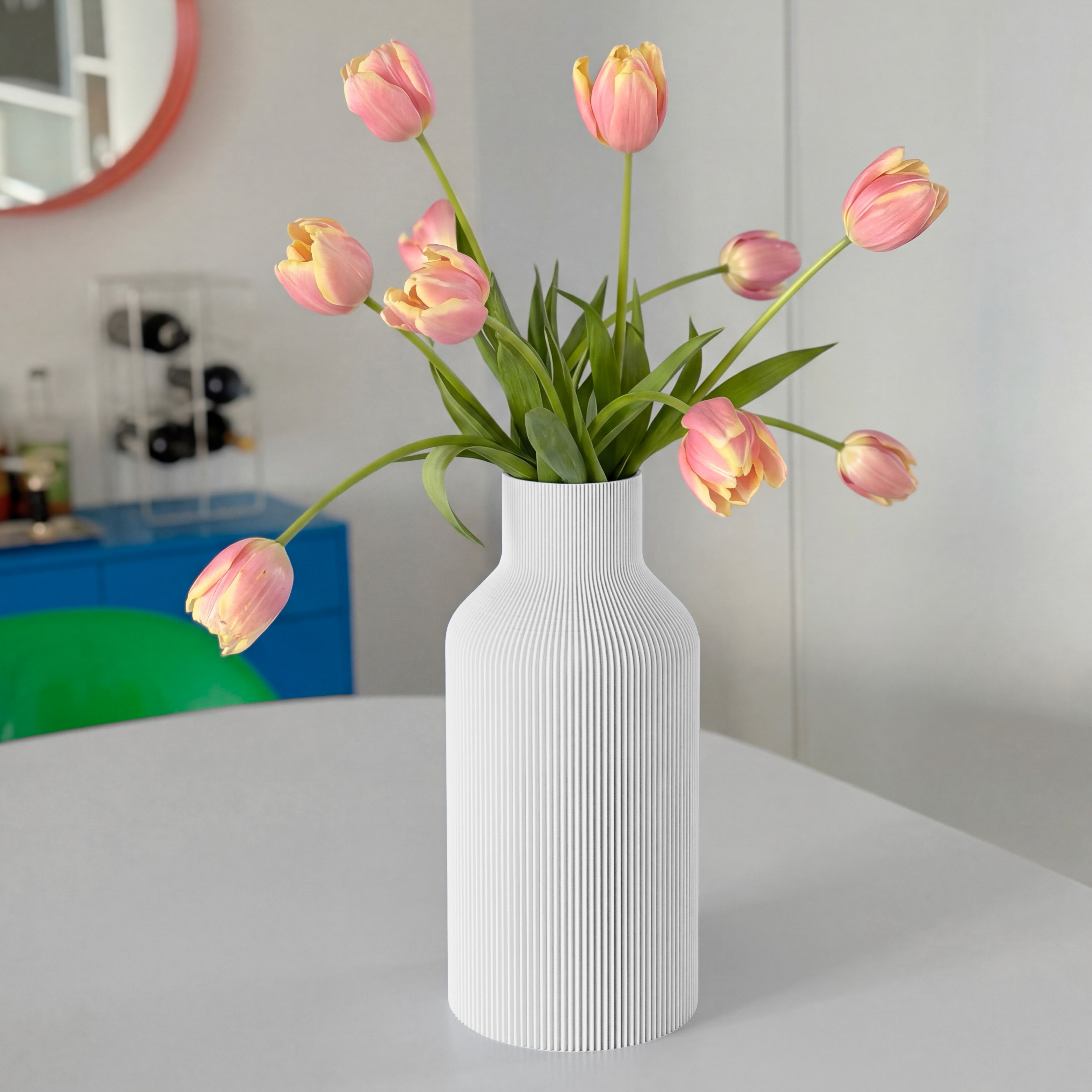 Vase FLASCHE in weiss aus dem 3D Druck mit rosa Tulpen auf rundem Tisch #farbe_weiss