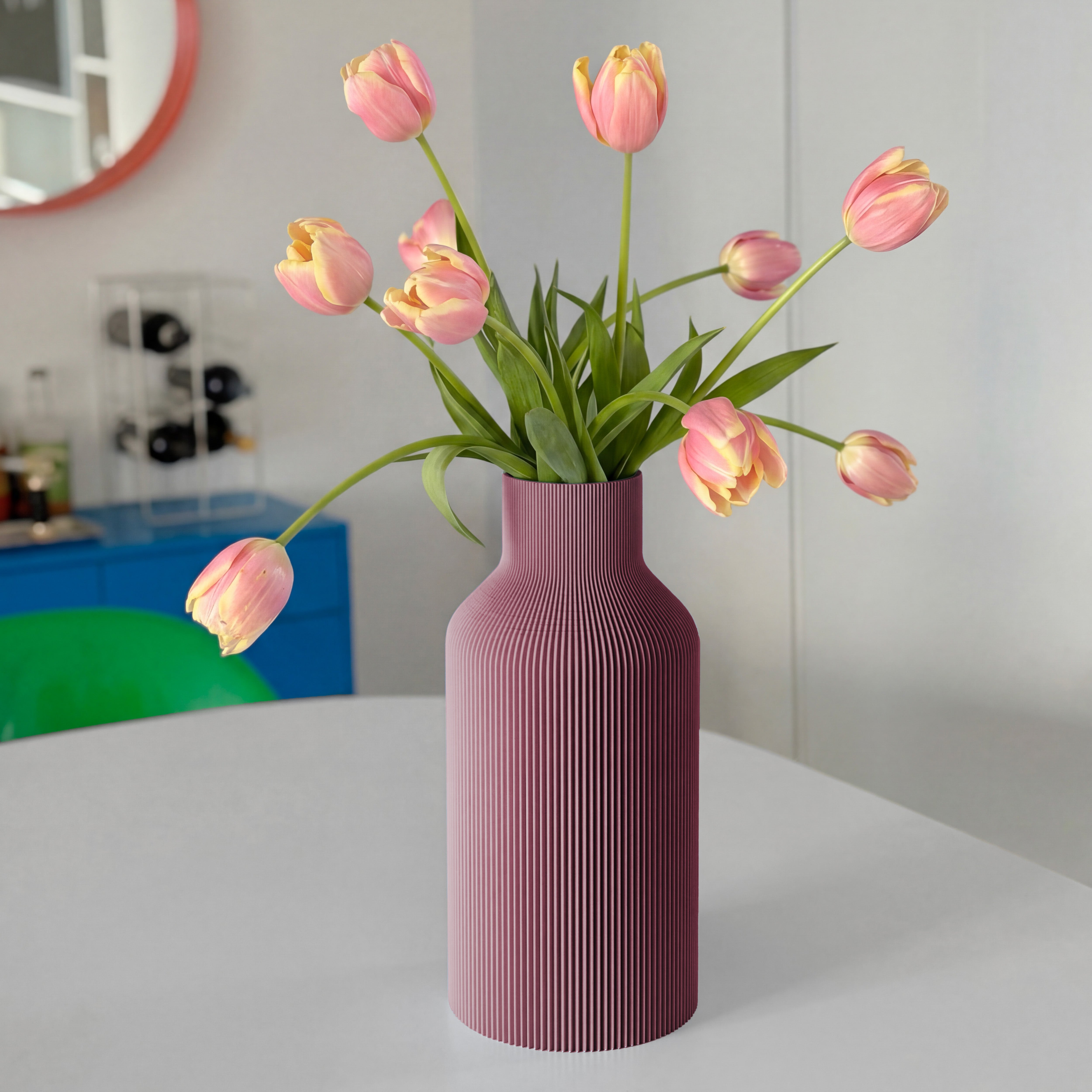 Vase FLASCHE in lila aus dem 3D Druck mit rosa Tulpen auf rundem Tisch #farbe_aschlila