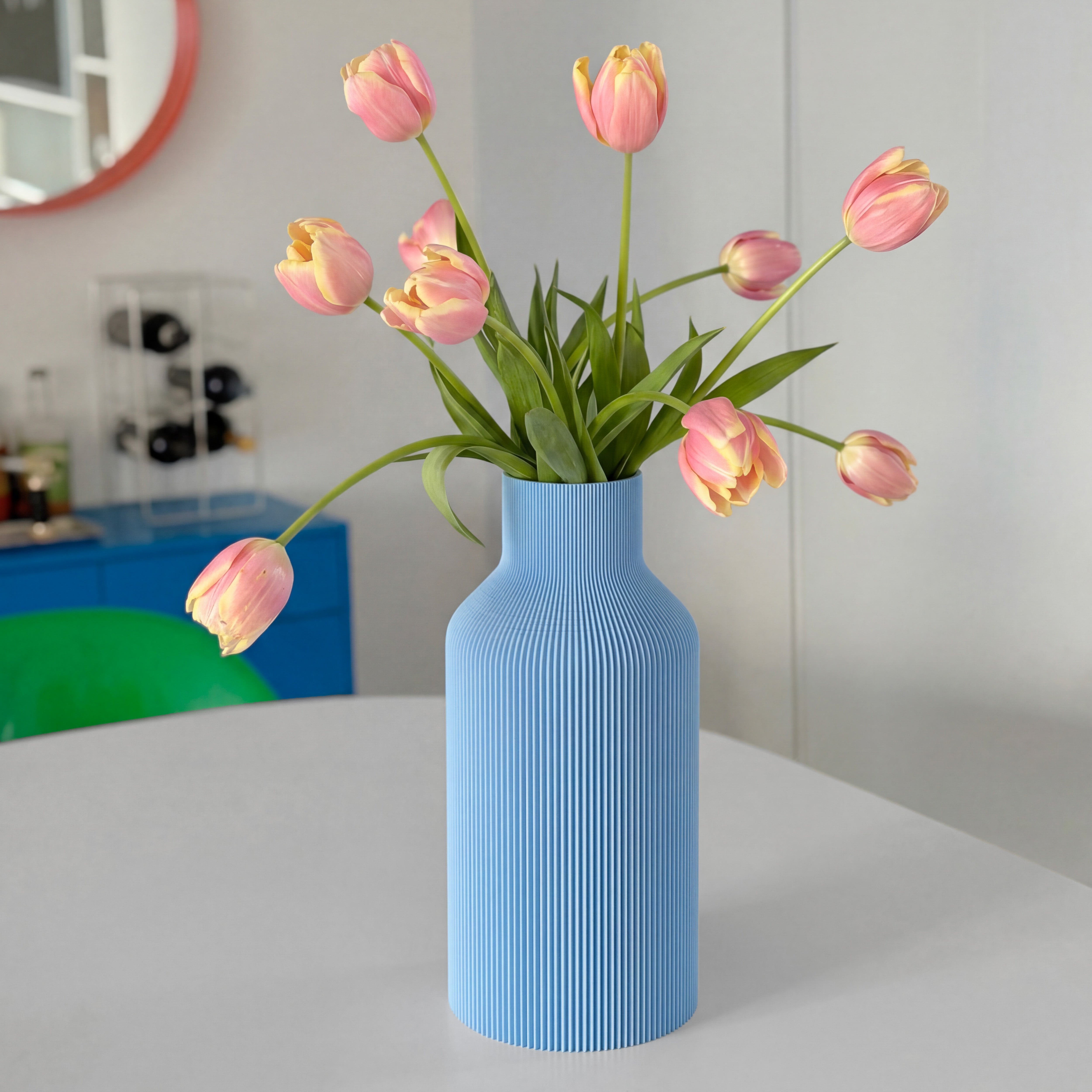 Vase FLASCHE in pastellblau aus dem 3D Druck mit rosa Tulpen auf rundem Tisch #farbe_pastellblau