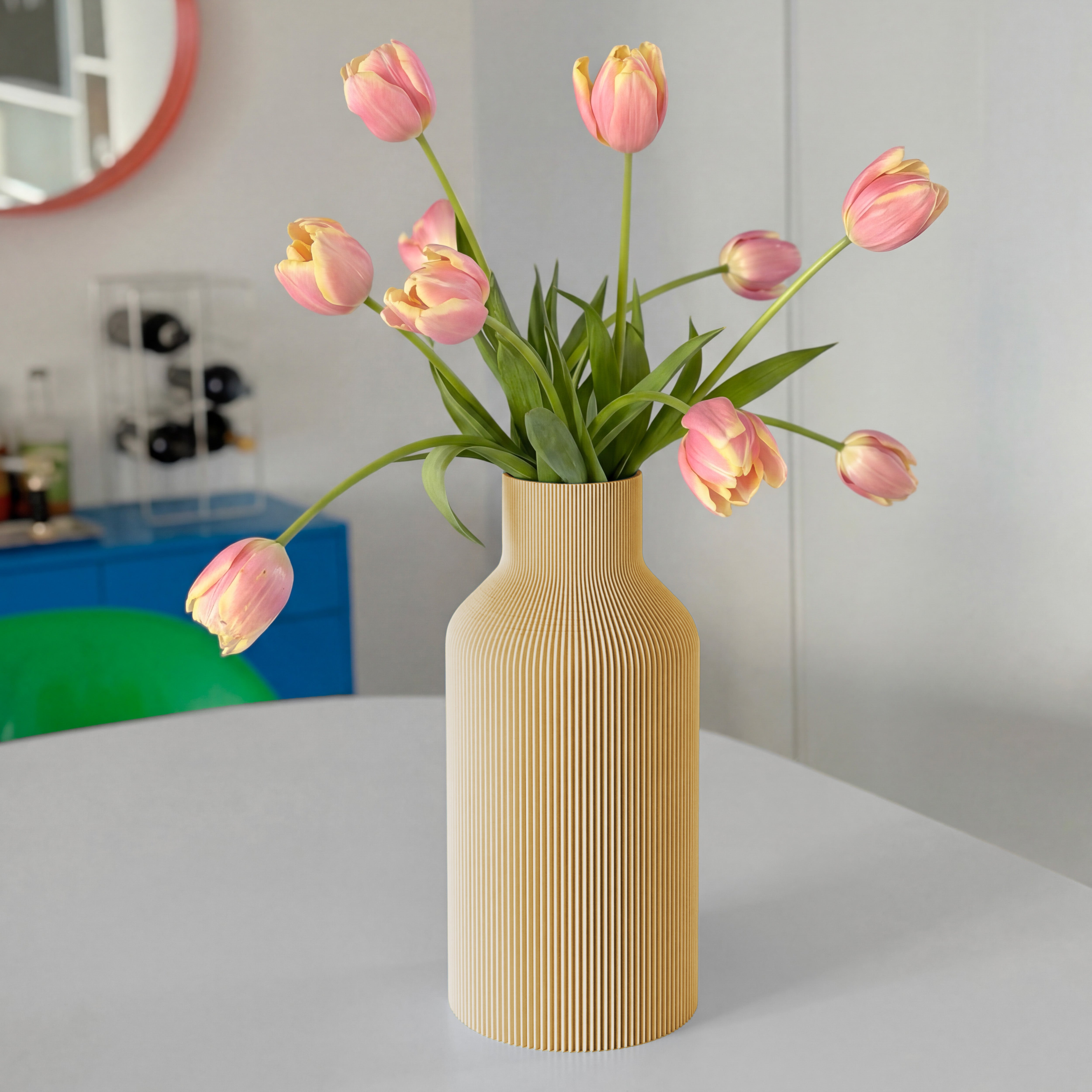 Vase FLASCHE in beige aus dem 3D Druck mit rosa Tulpen auf rundem Tisch #farbe_beige