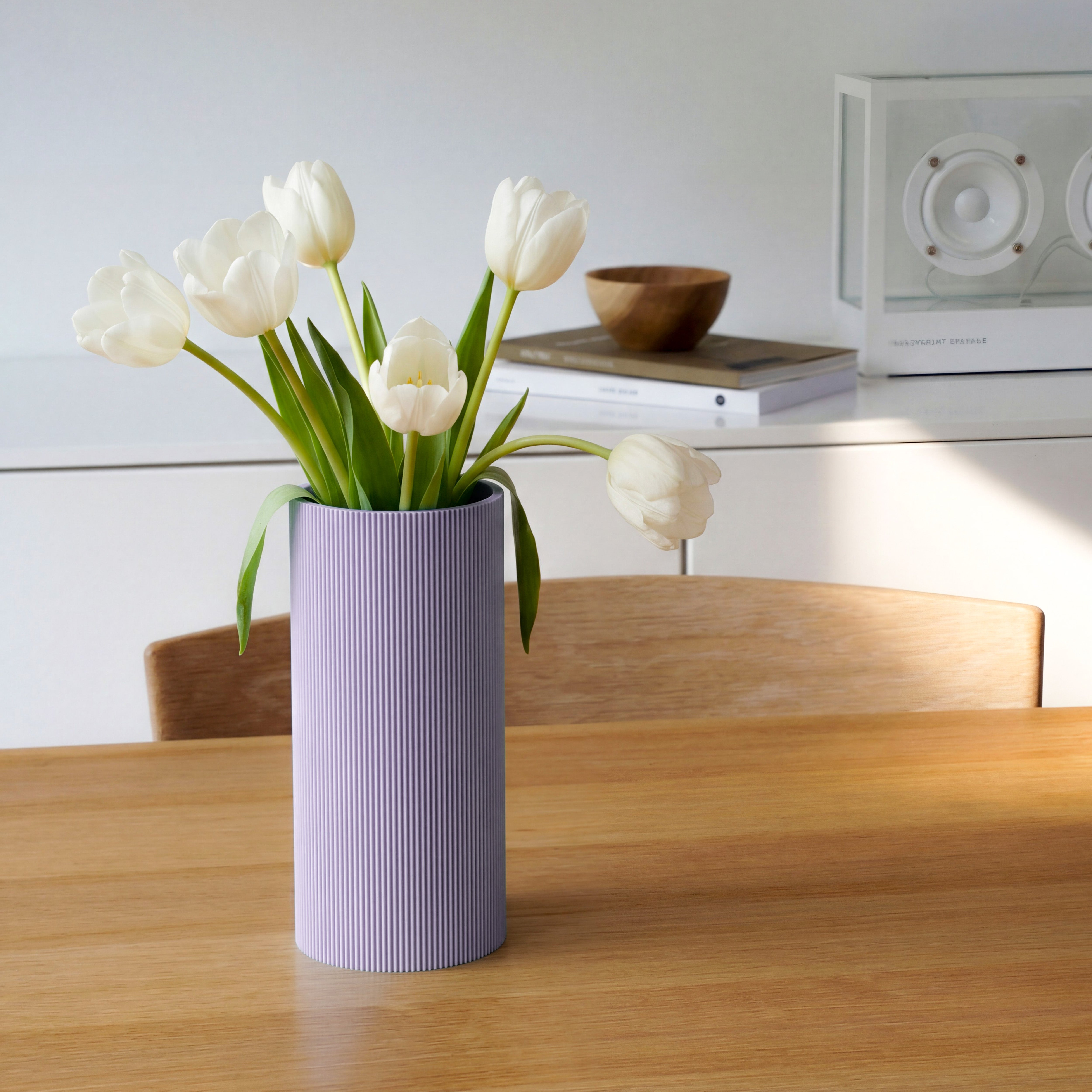 Vase Gerade in lila aus dem 3D Druck mit weißen Tulpen auf einem Holztisch #farbe_pastelllila
