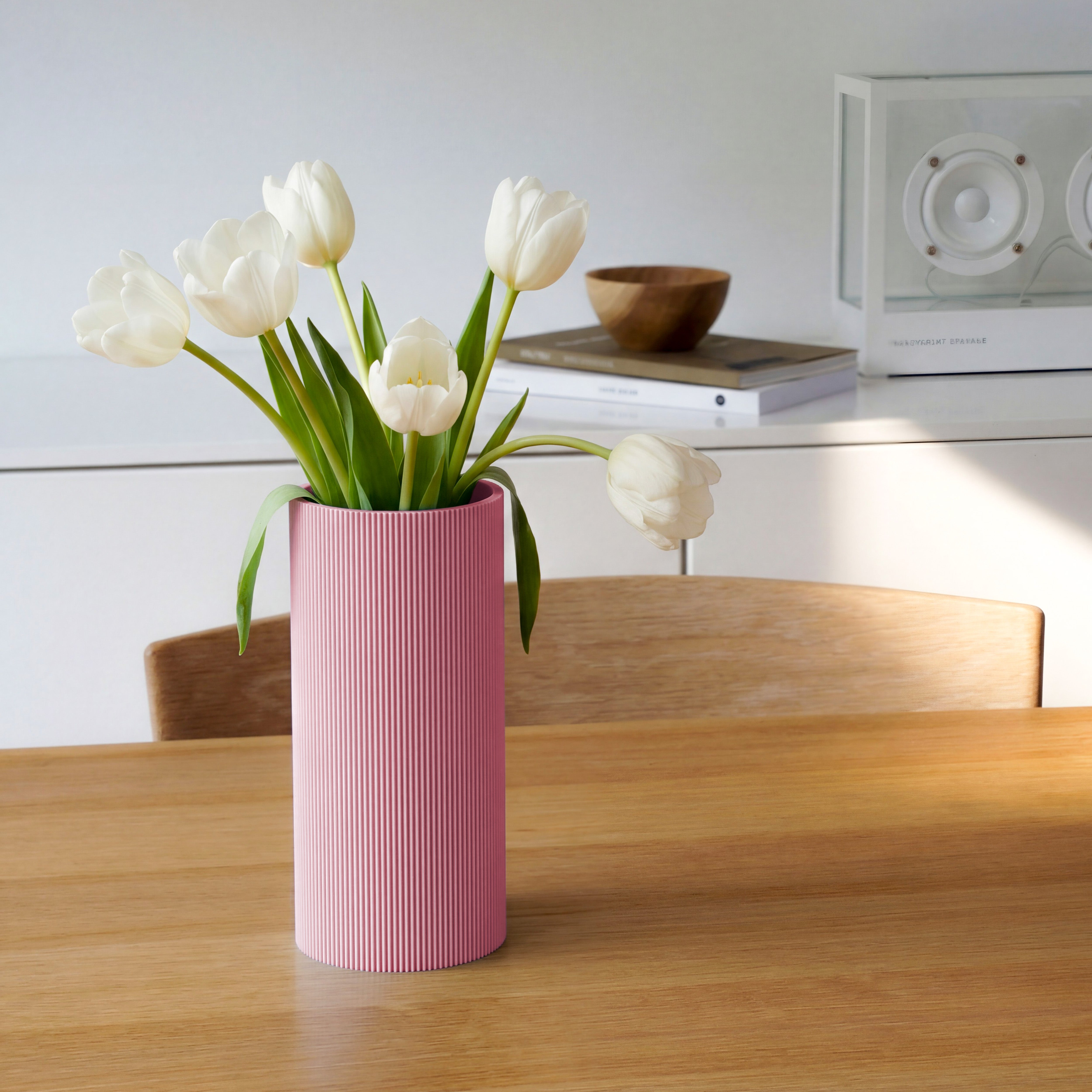 Vase Gerade in pink aus dem 3D Druck mit weißen Tulpen auf einem Holztisch #farbe_pastellpink
