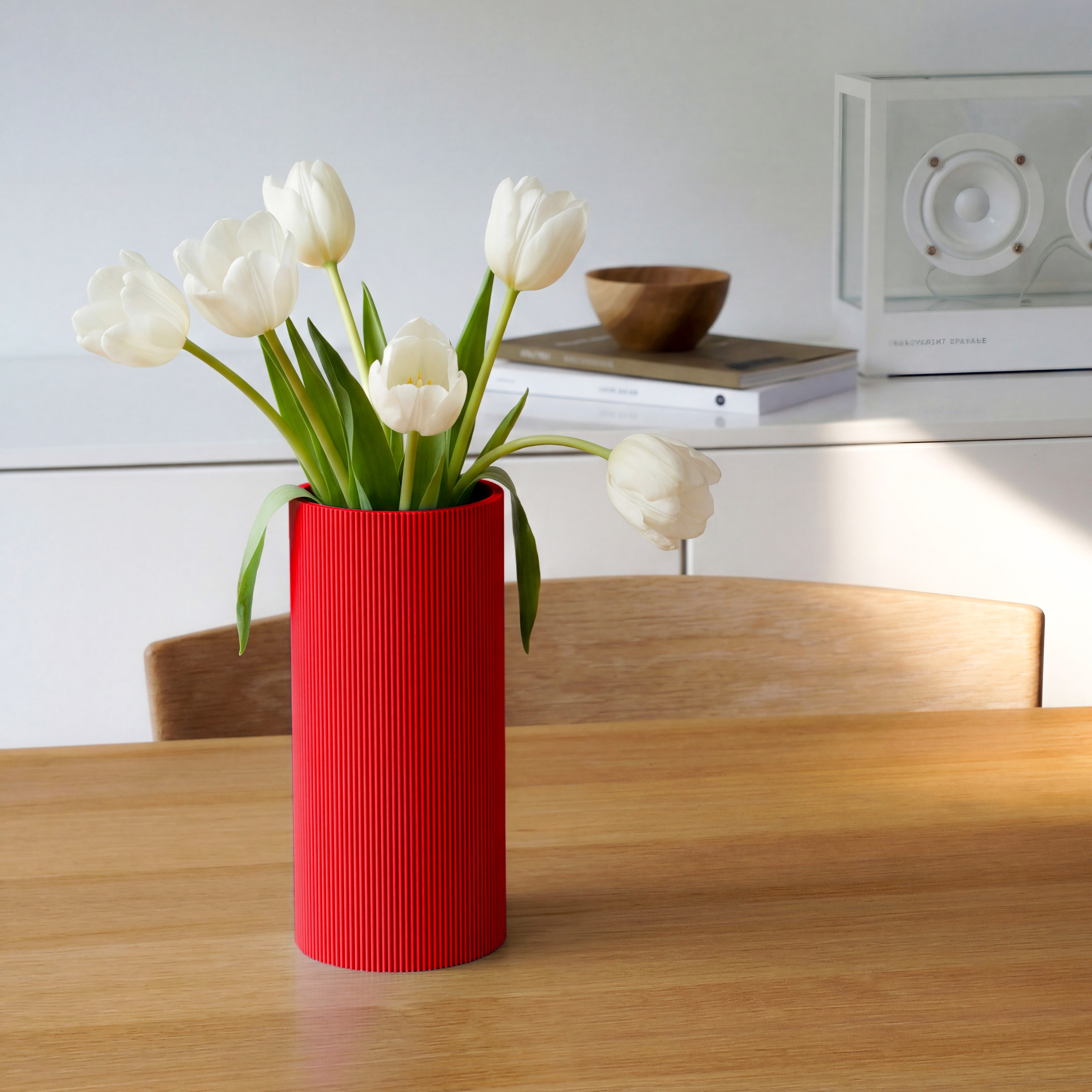 Vase Gerade in rot aus dem 3D Druck mit weißen Tulpen auf einem Holztisch #farbe_rot