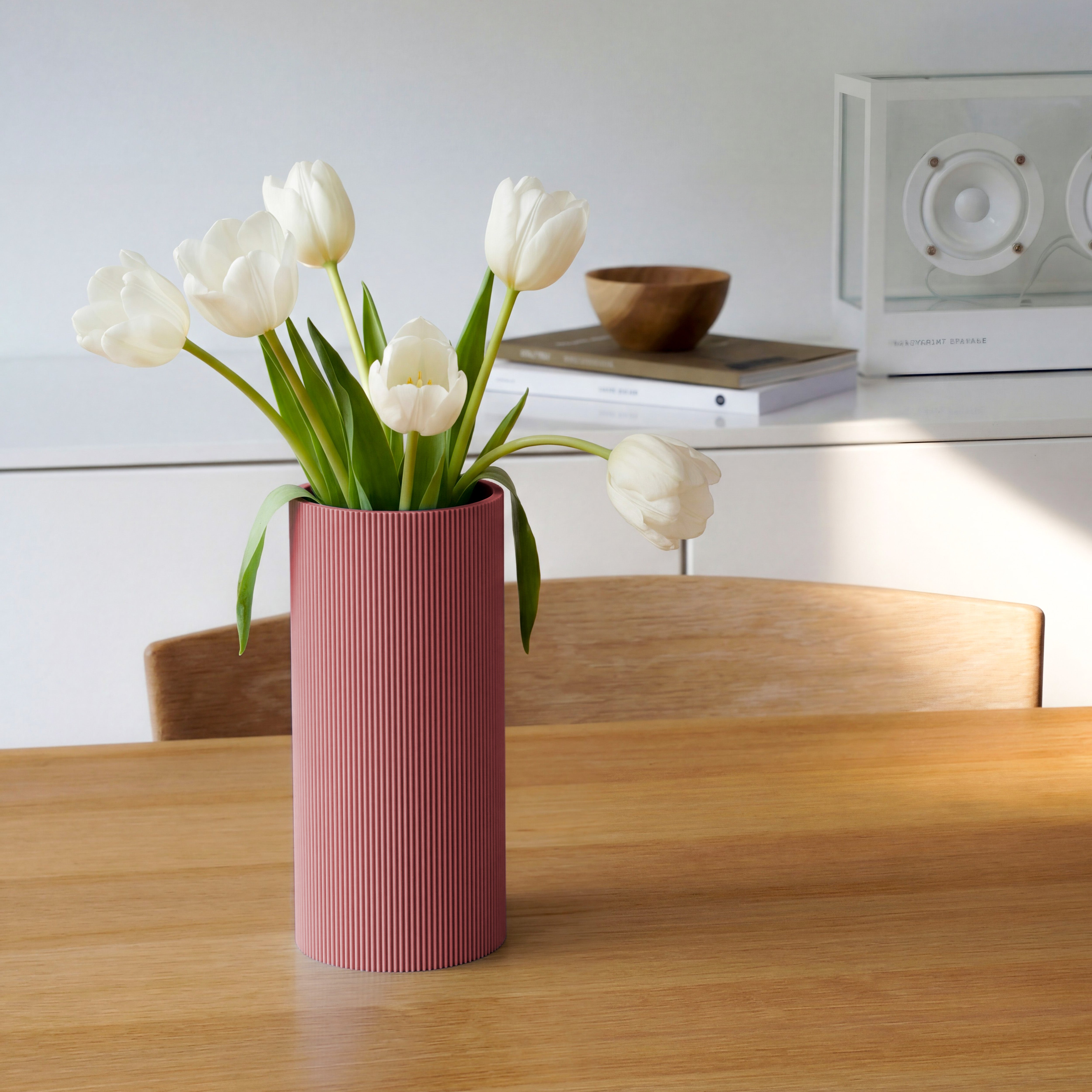 Vase Gerade in terracotta aus dem 3D Druck mit weißen Tulpen auf einem Holztisch #farbe_terracotta
