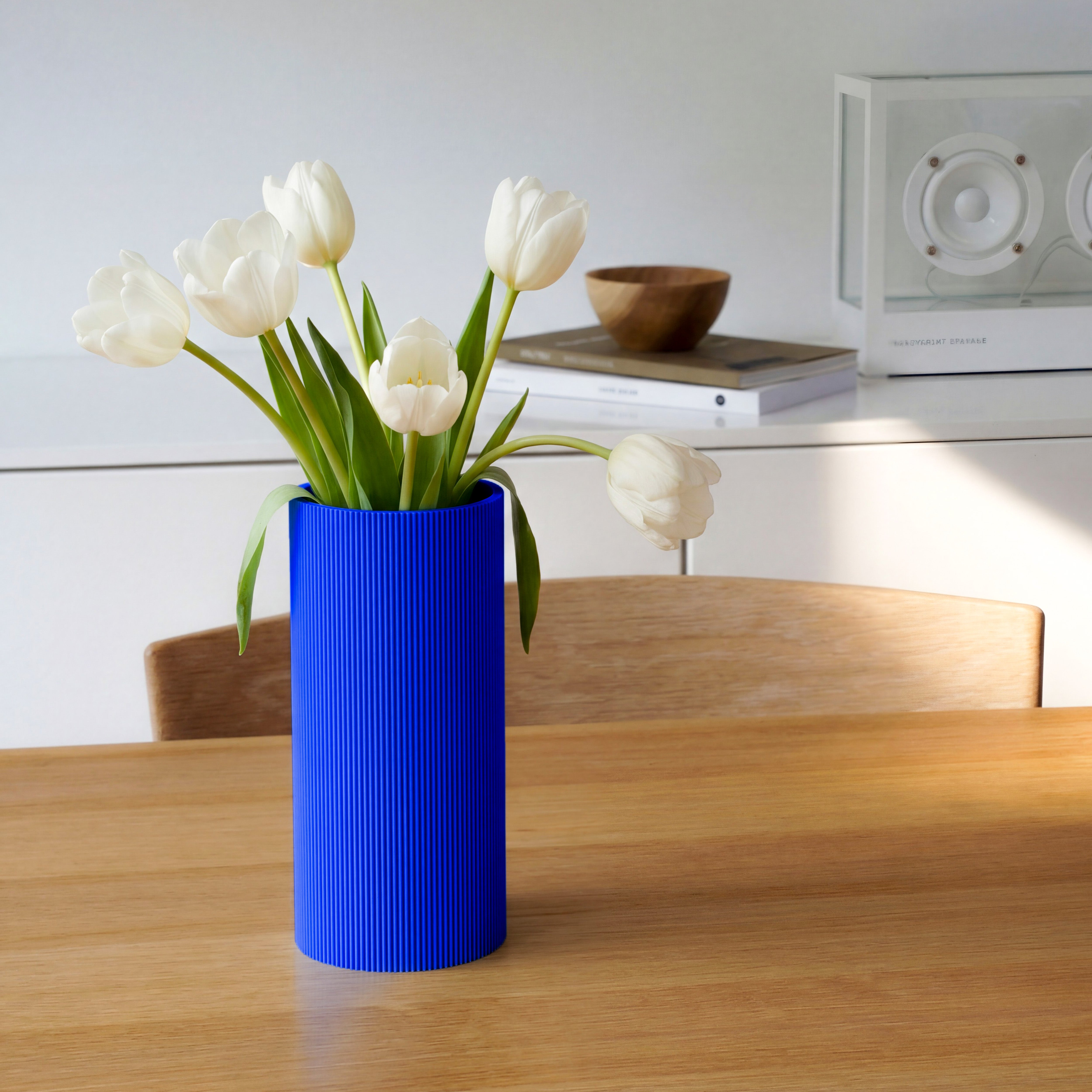 Vase Gerade in blau aus dem 3D Druck mit weißen Tulpen auf einem Holztisch #farbe_blau