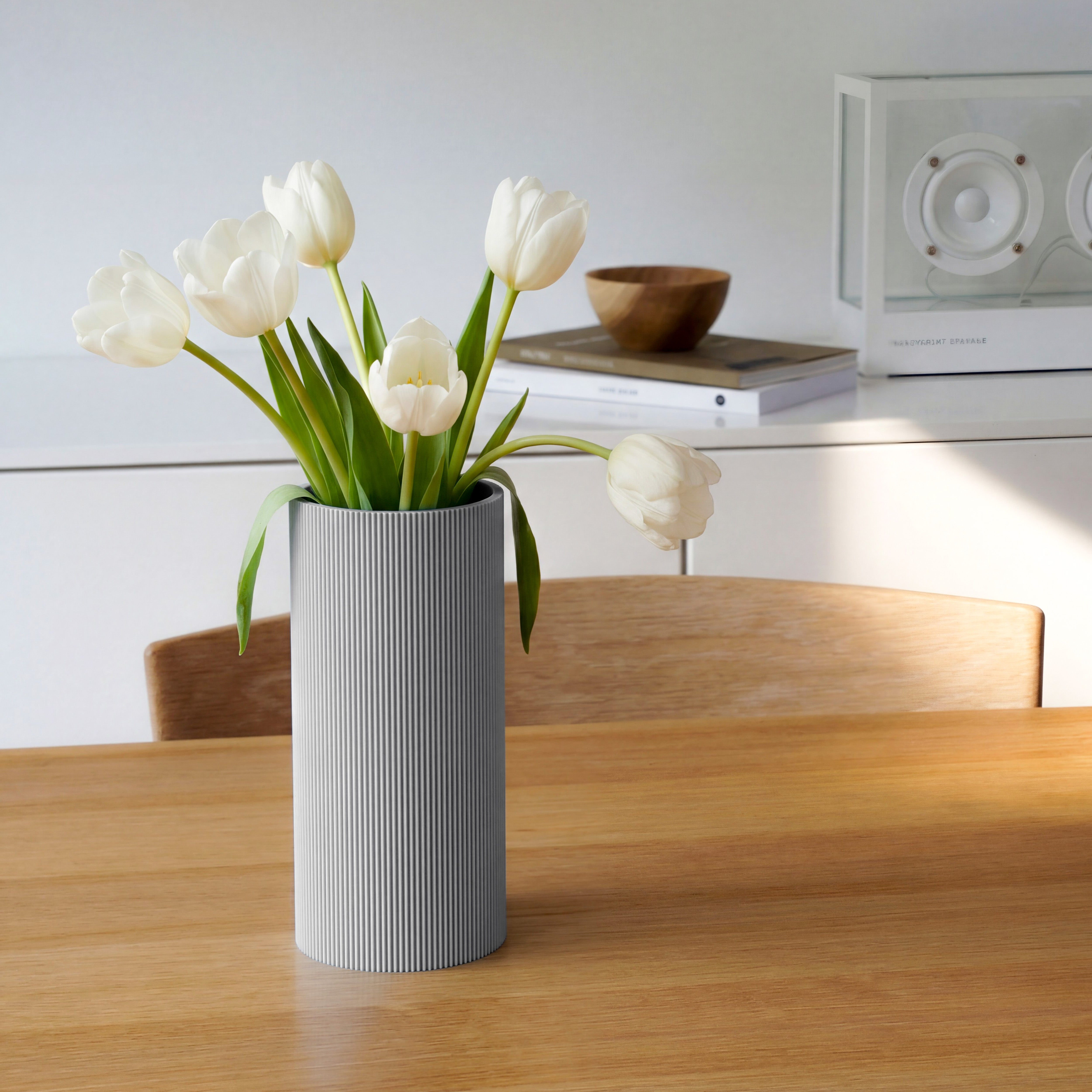 Vase Gerade in hellgrau aus dem 3D Druck mit weißen Tulpen auf einem Holztisch #farbe_hellgrau