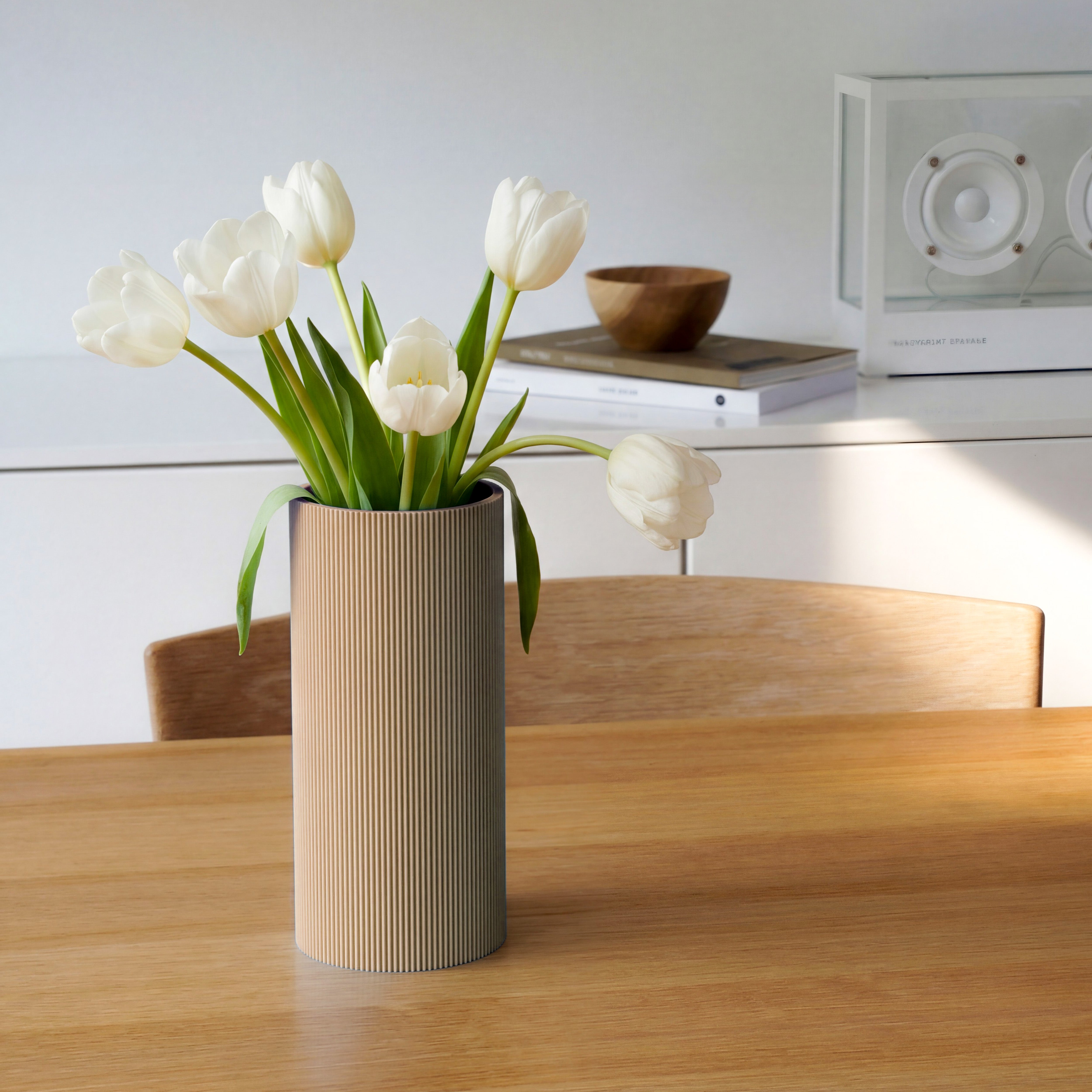 Vase Gerade in beige aus dem 3D Druck mit weißen Tulpen auf einem Holztisch #farbe_beige