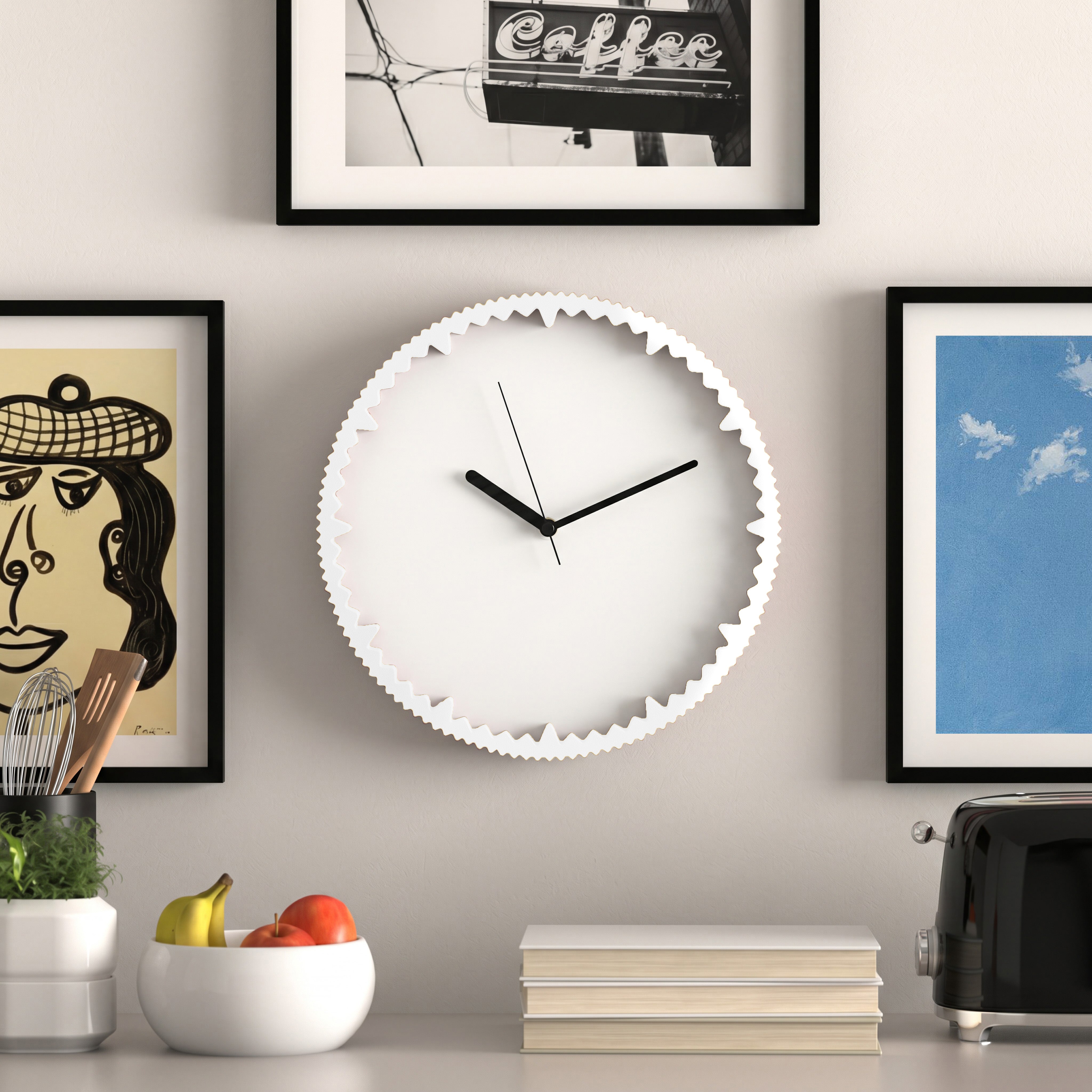 Moderne Wanduhr weiß mit gezacktem Rand aus dem 3D Druck an Küchenwand mit Bilderrahmen #farbe_weiß