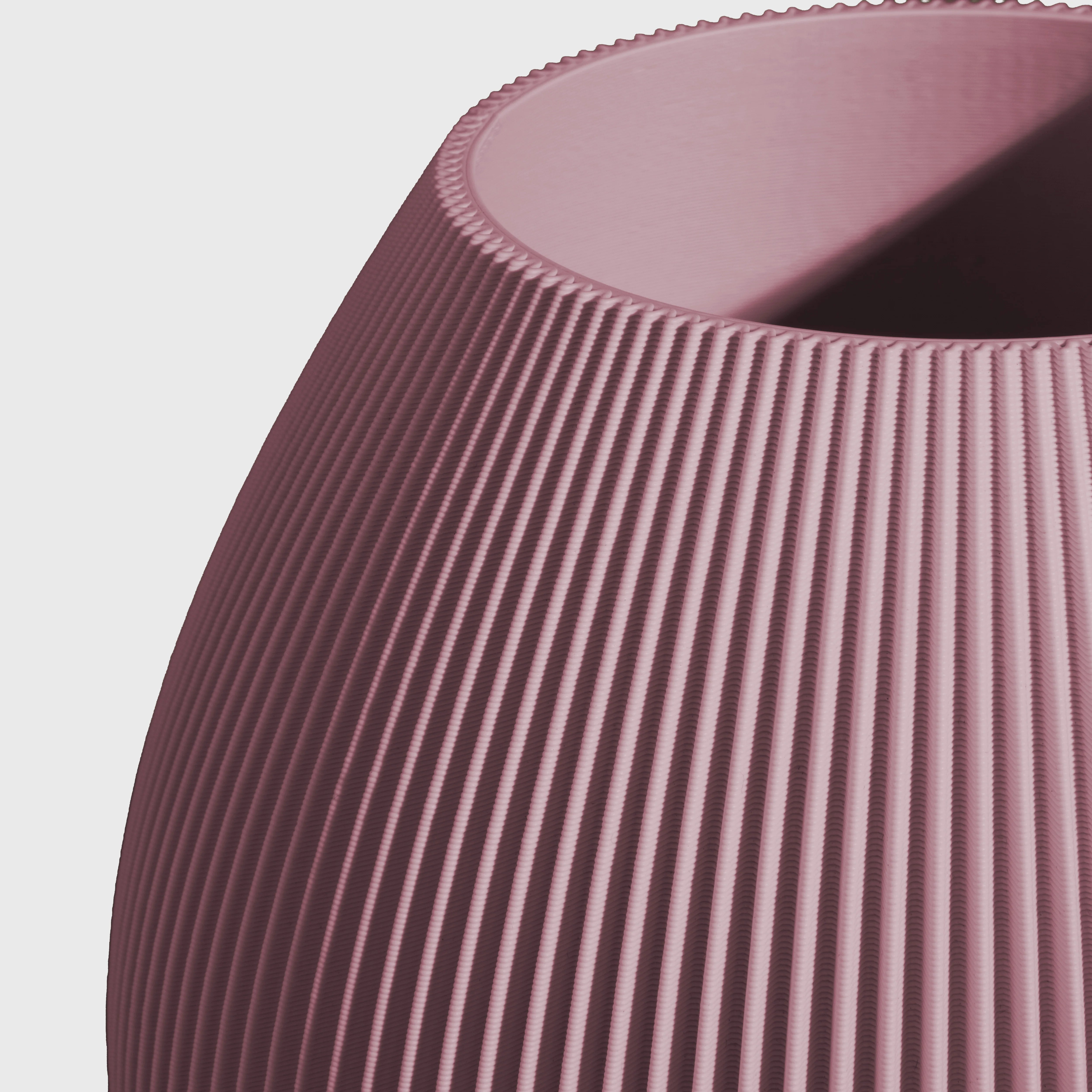 bauchige Vase RUND mit feiner Rillenstruktur in Nahaufnahme #farbe_aschlila
