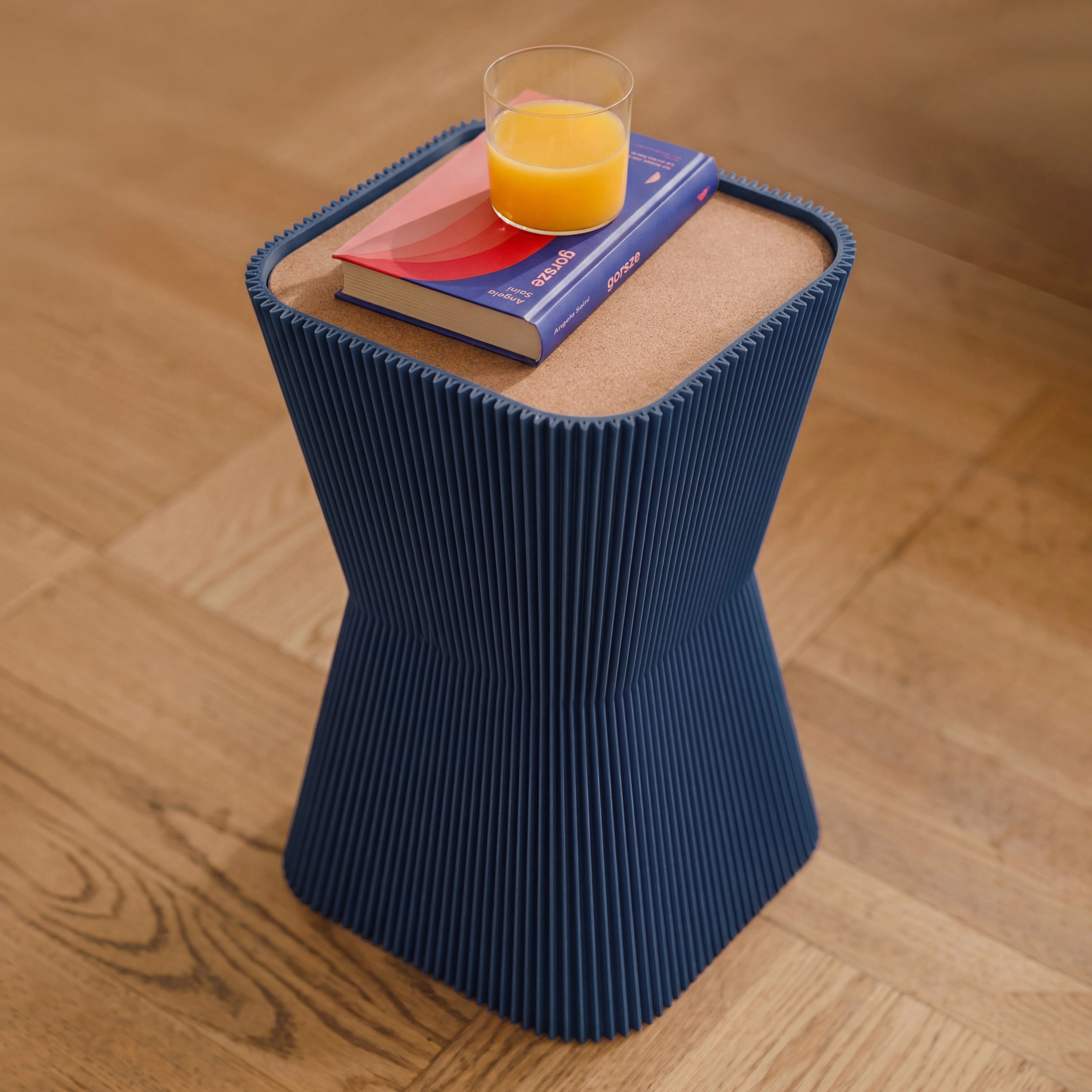 BBeistelltisch Pyramide in navyblau aus dem 3D Druck mit Buch und Orangensaft auf dem Korkdeckel #farbe_navyblau
