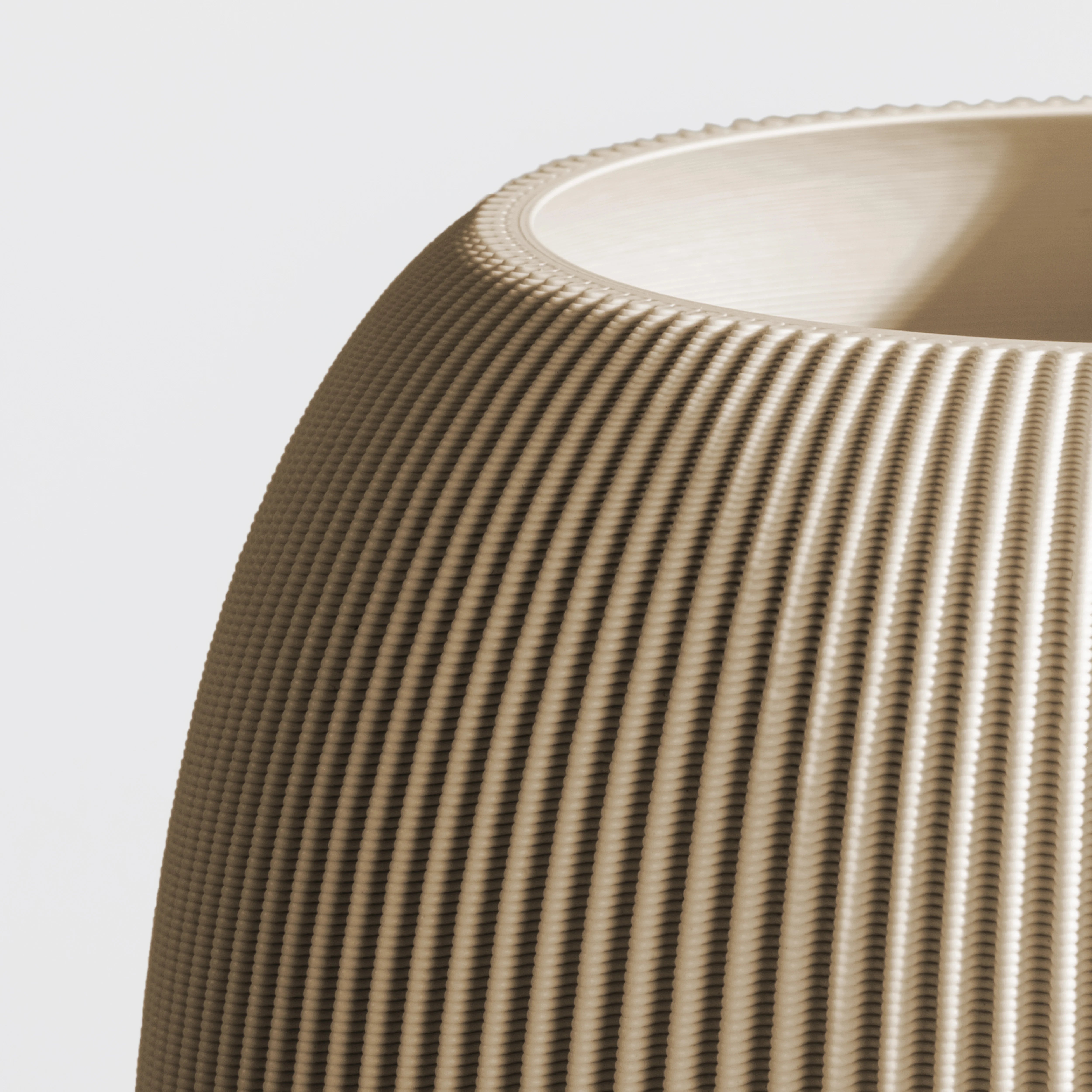 Vase PILLE aus 3D Druck mit feiner Rillenstruktur in Nahaufnahme #farbe_beige