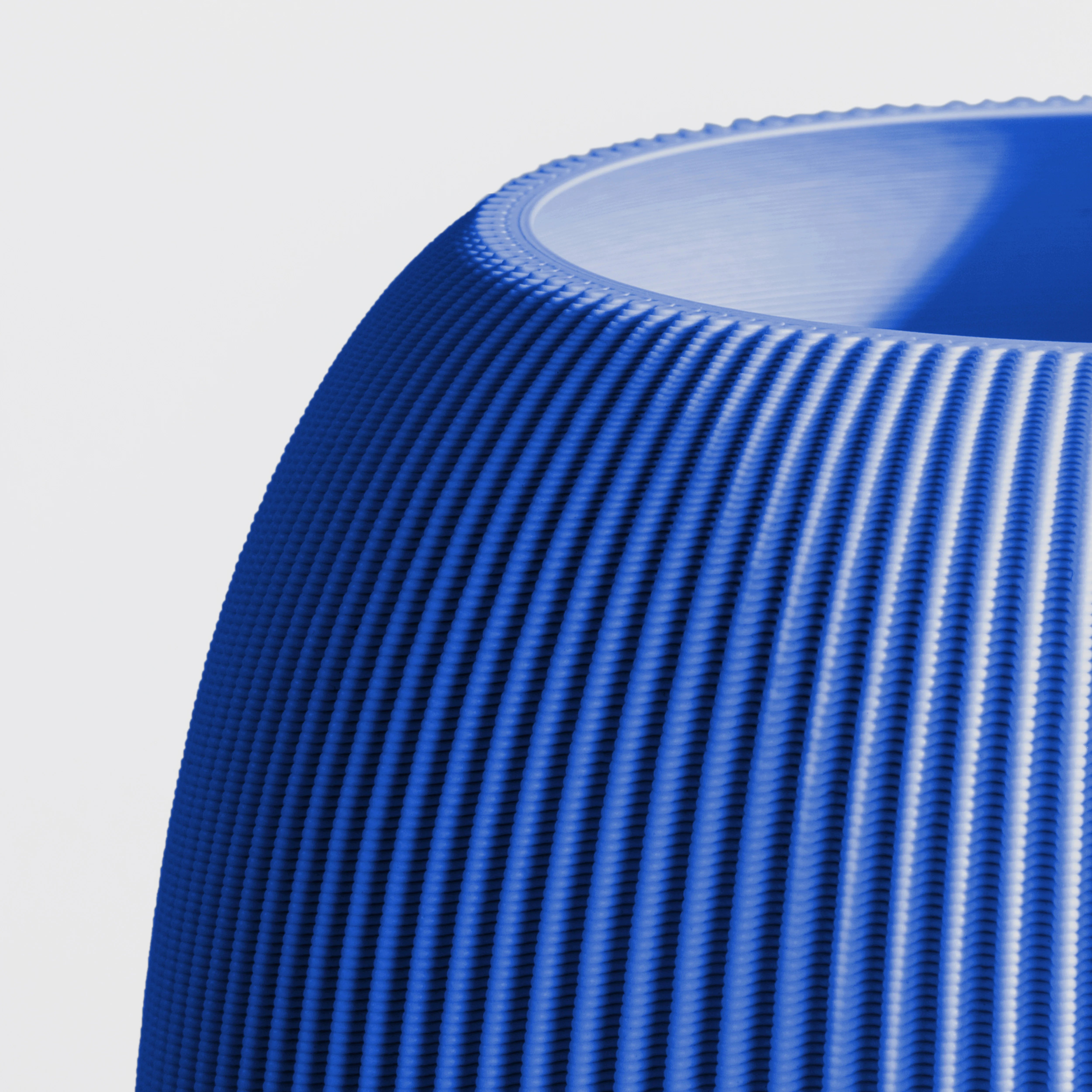Vase PILLE aus 3D Druck mit feiner Rillenstruktur in Nahaufnahme #farbe_blau