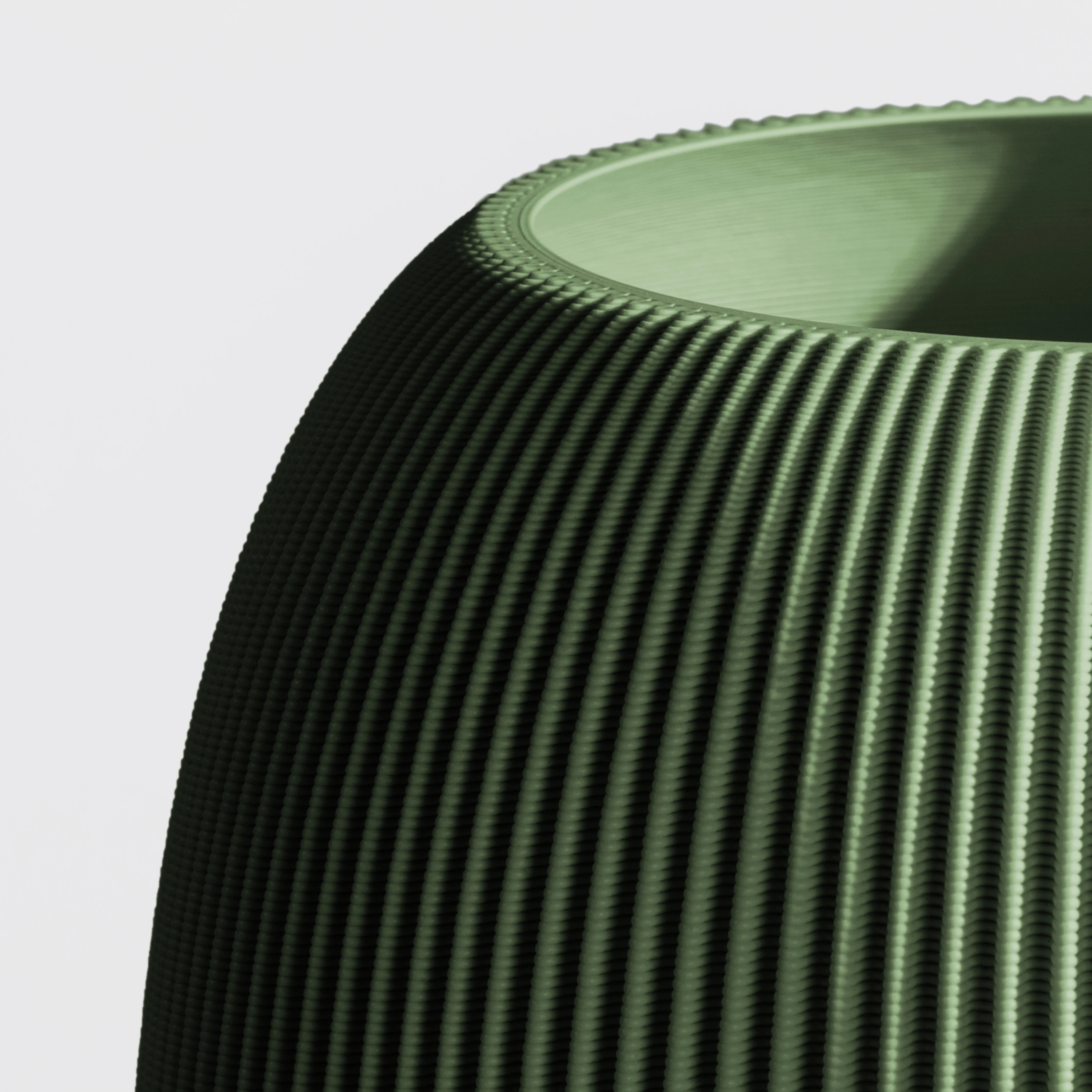 Vase PILLE aus 3D Druck mit feiner Rillenstruktur in Nahaufnahme #farbe_olivgrün