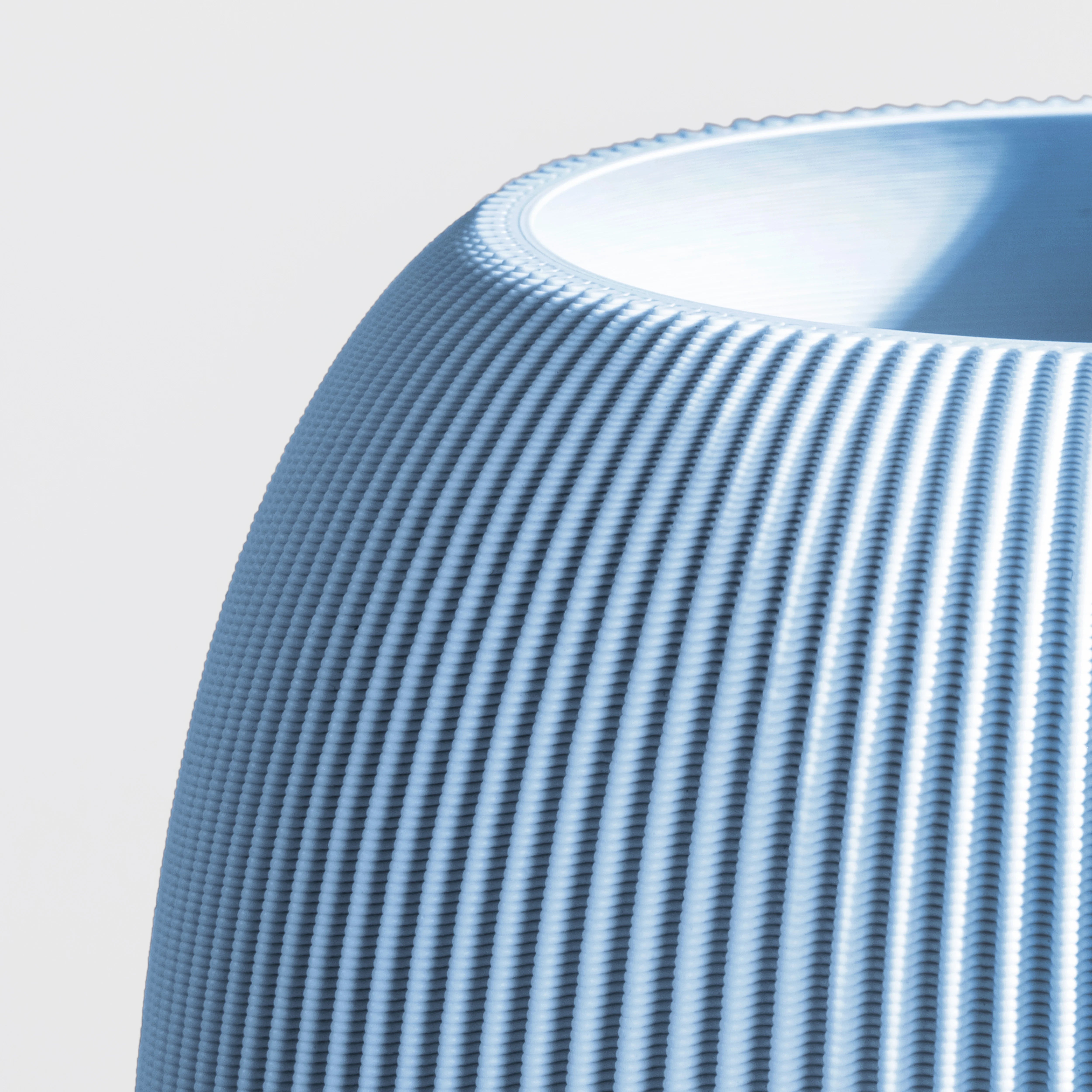 Vase PILLE aus 3D Druck mit feiner Rillenstruktur in Nahaufnahme #farbe_pastellblau