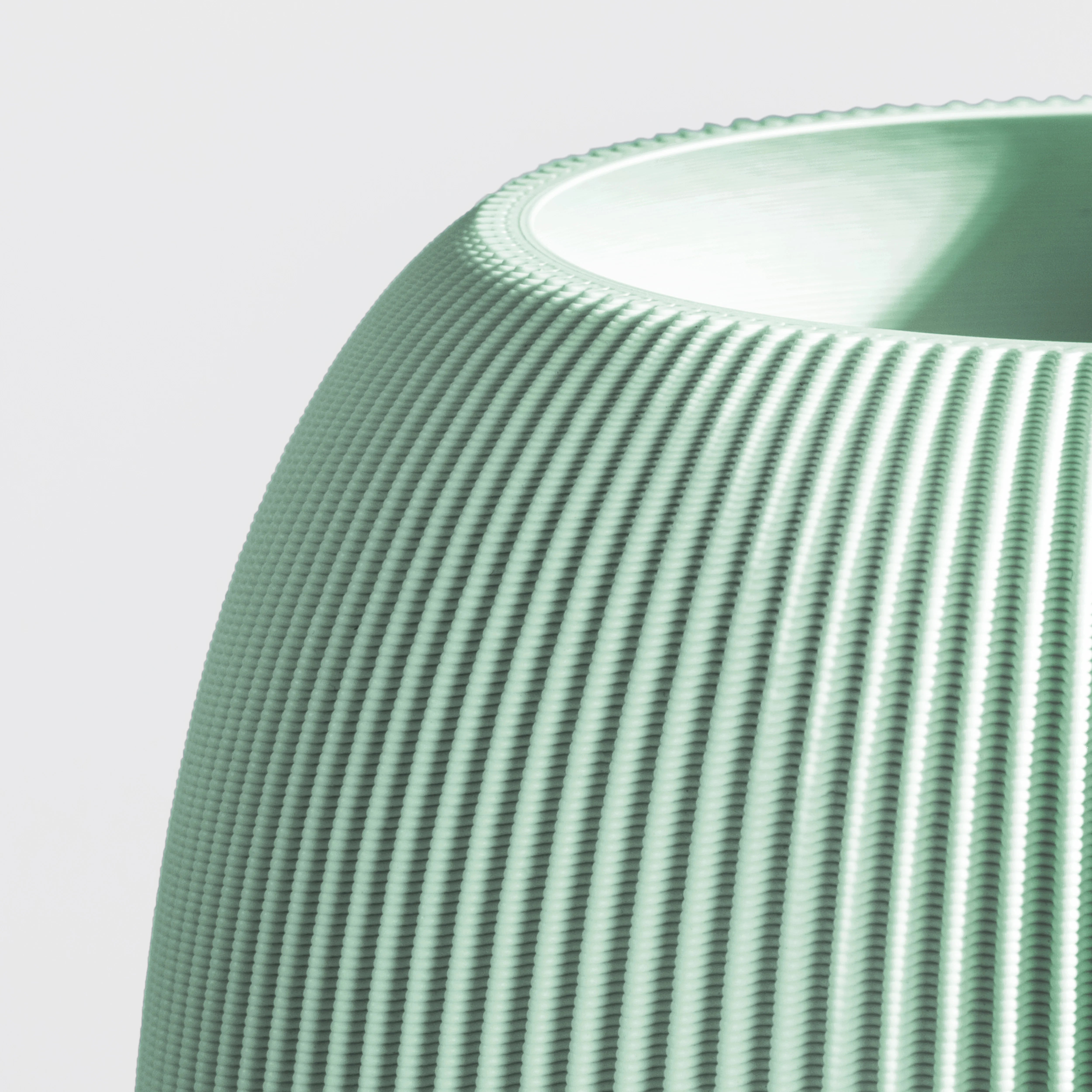 Vase PILLE aus 3D Druck mit feiner Rillenstruktur in Nahaufnahme #farbe_pastellgrün