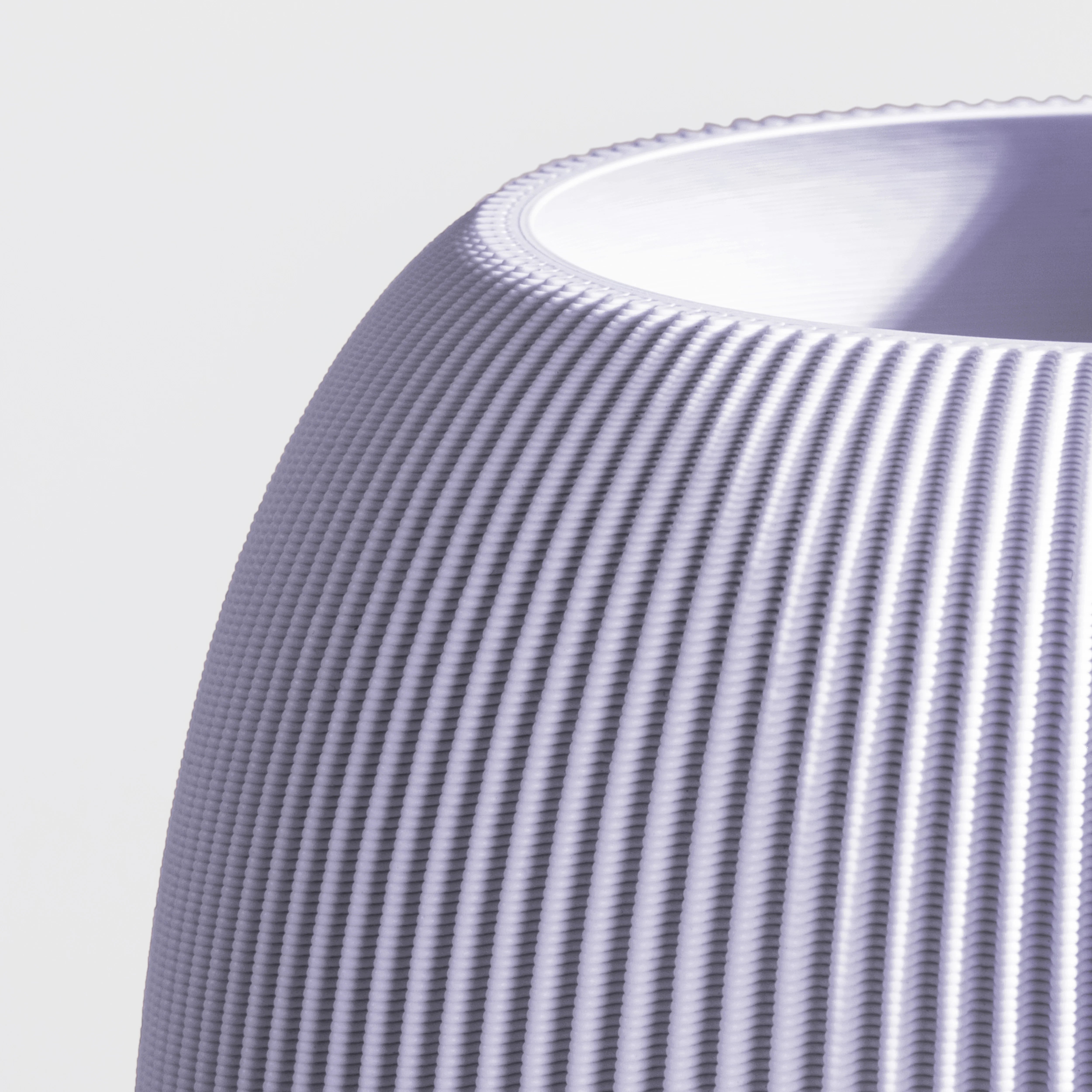 Vase PILLE aus 3D Druck mit feiner Rillenstruktur in Nahaufnahme #farbe_pastelllila