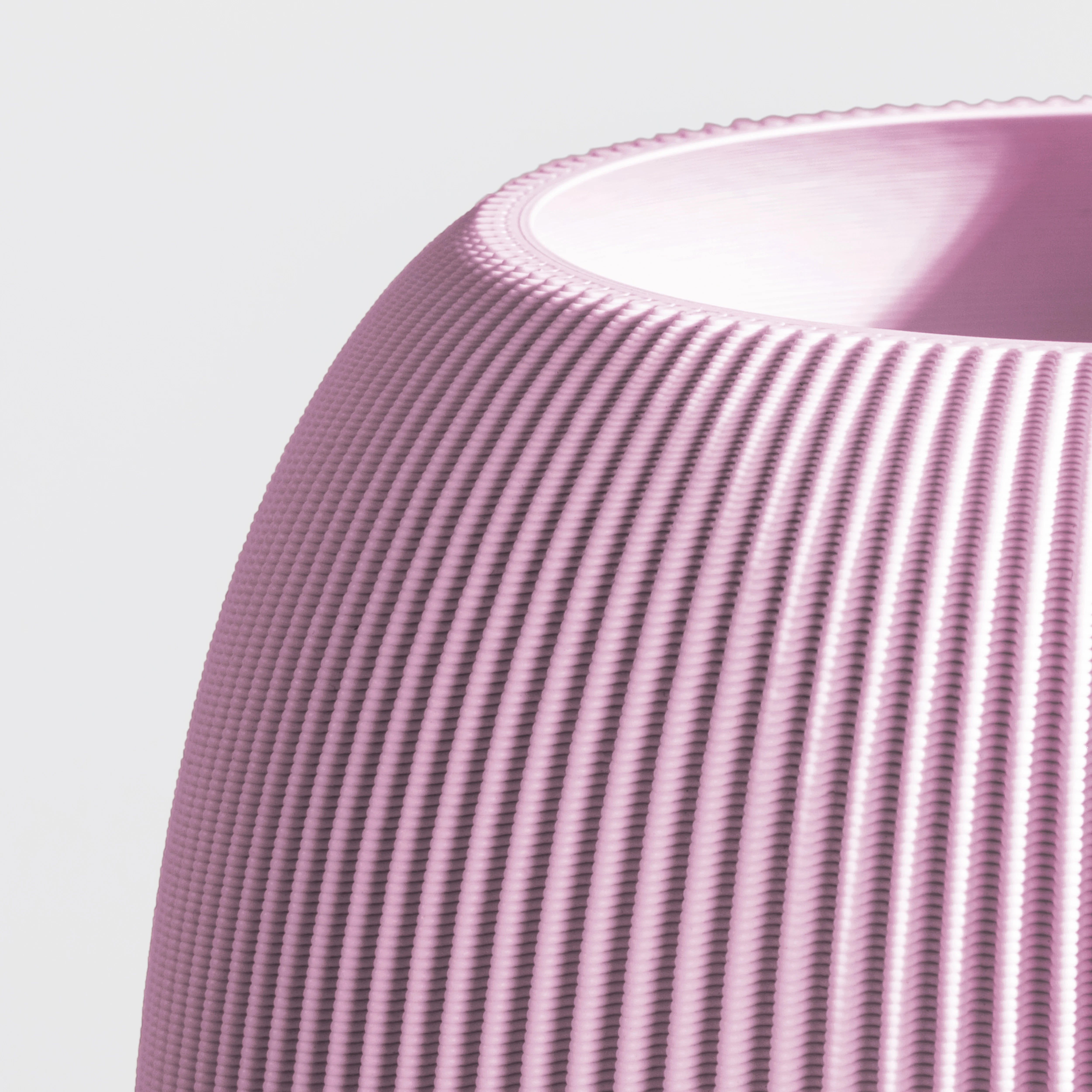 Vase PILLE aus 3D Druck mit feiner Rillenstruktur in Nahaufnahme #farbe_pastellpink