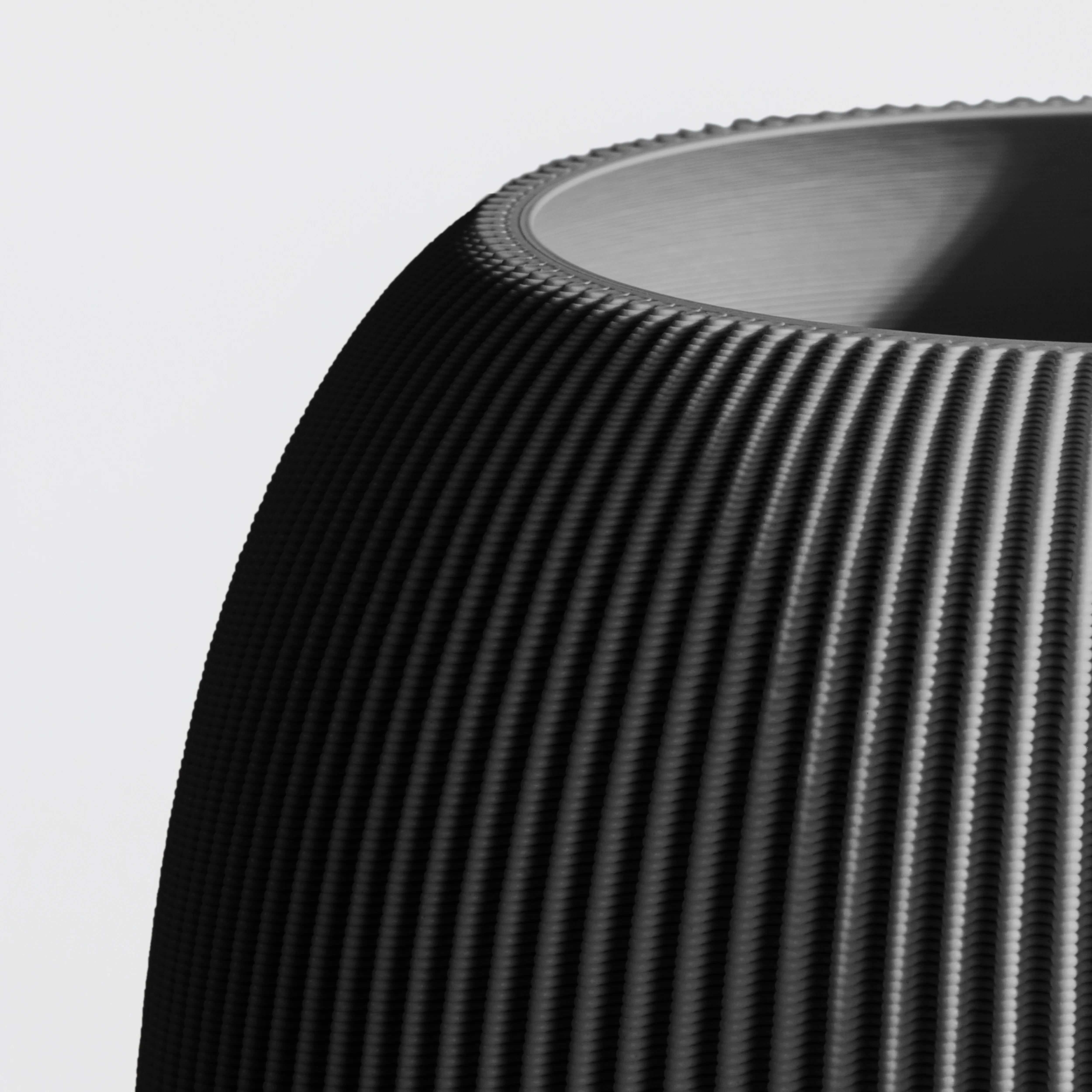 Vase PILLE aus 3D Druck mit feiner Rillenstruktur in Nahaufnahme #farbe_schwarz