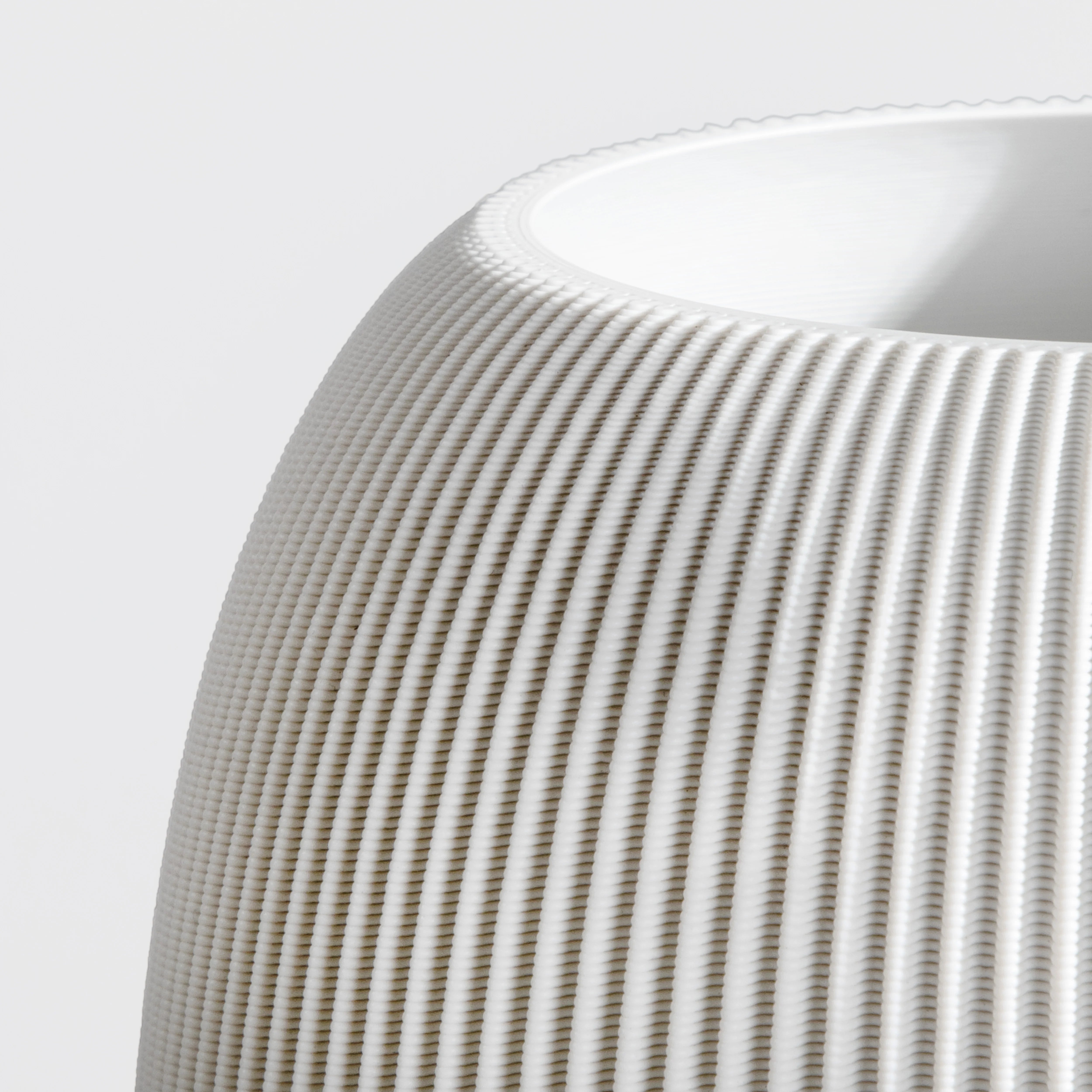 Vase PILLE aus 3D Druck mit feiner Rillenstruktur in Nahaufnahme #farbe_weiss